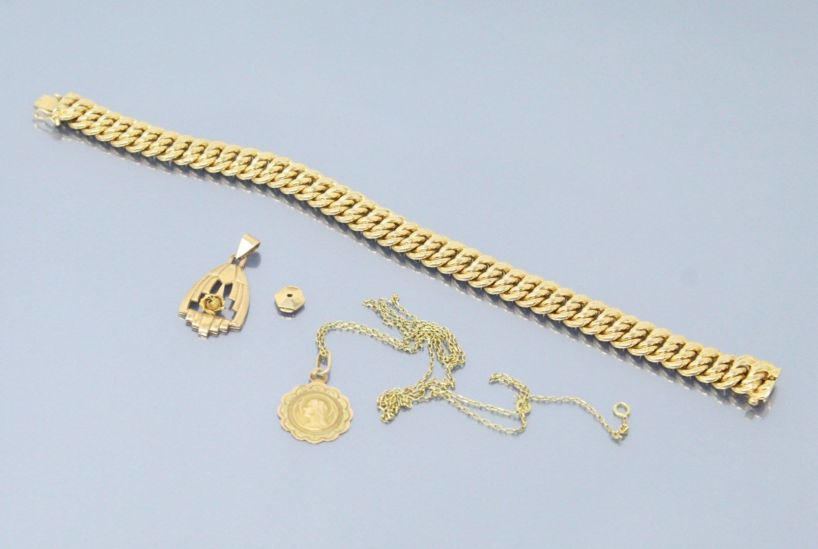 Null 18K（750）黄金拍品包括一个手镯，一条链子，一个奖章，一个吊坠和一个BO片。

重量：21.36克