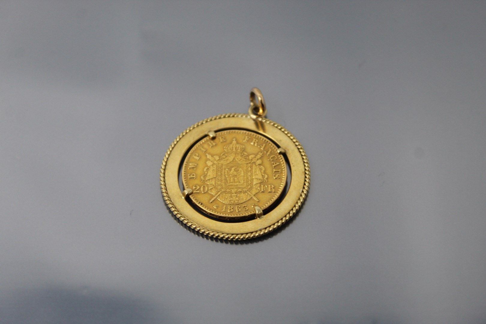Null 18K(750)黄金吊坠镶有20法郎的拿破仑三世Tête Laurée（1863年BB）。

重量：9.77克。