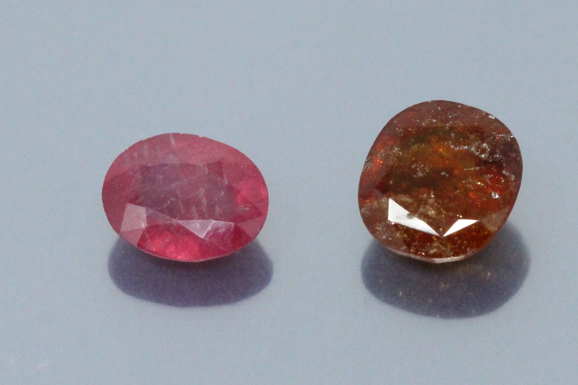 Null Lot of two stones on paper including : 

- an oval ruby accompanied by a GJ&hellip;