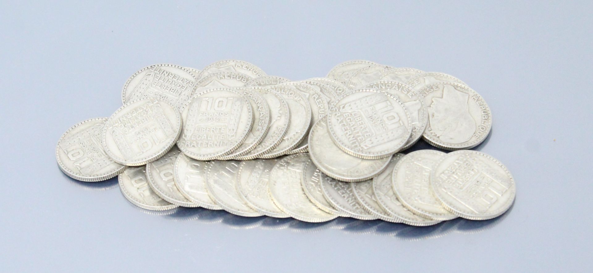 Null Monete d'argento del tipo 10 franchi "Torino", diverse annate.



Peso: 350&hellip;