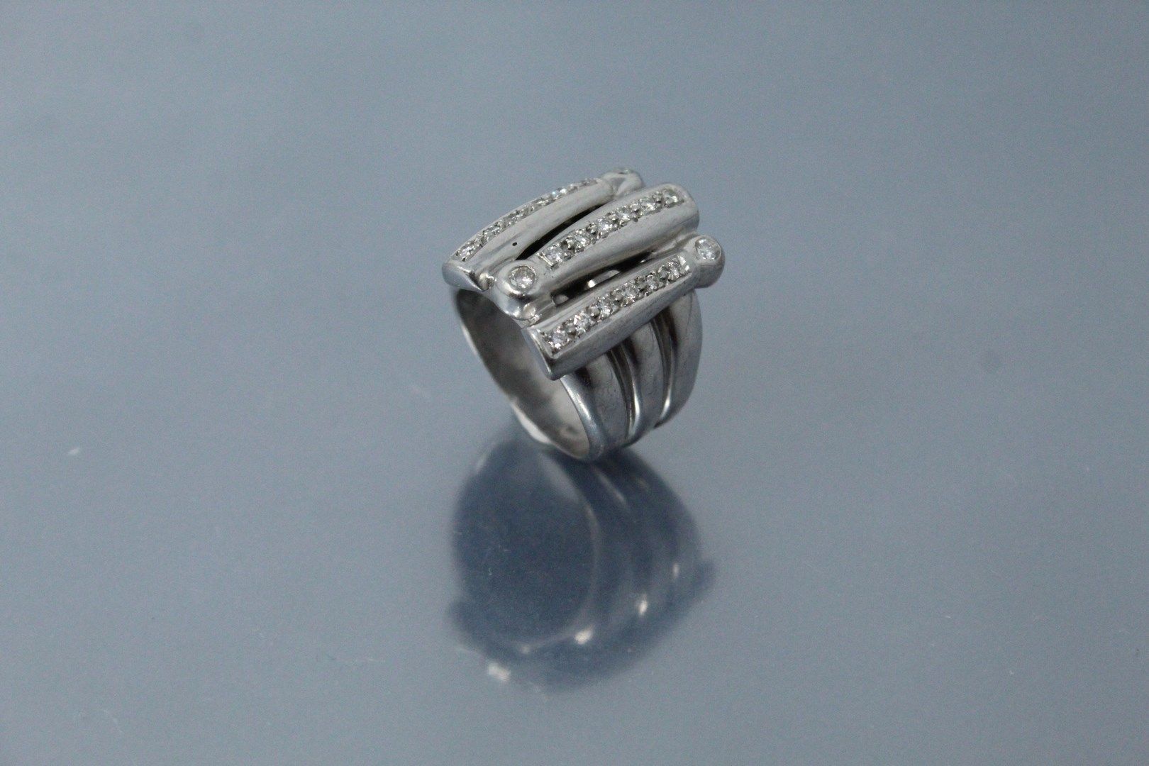 Null 18K（750）白金戒指，镶嵌钻石。

手指大小：55.5 - 毛重：17.58克。
