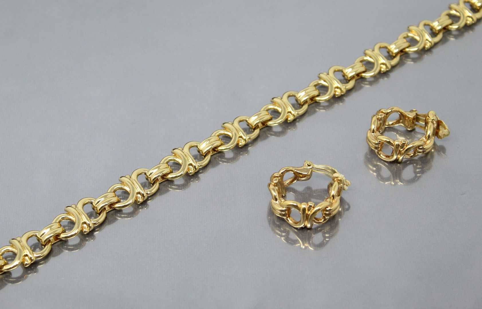 Null 半套镀金的金属，包括一条项链和一个耳夹。

颈部长度：39厘米。