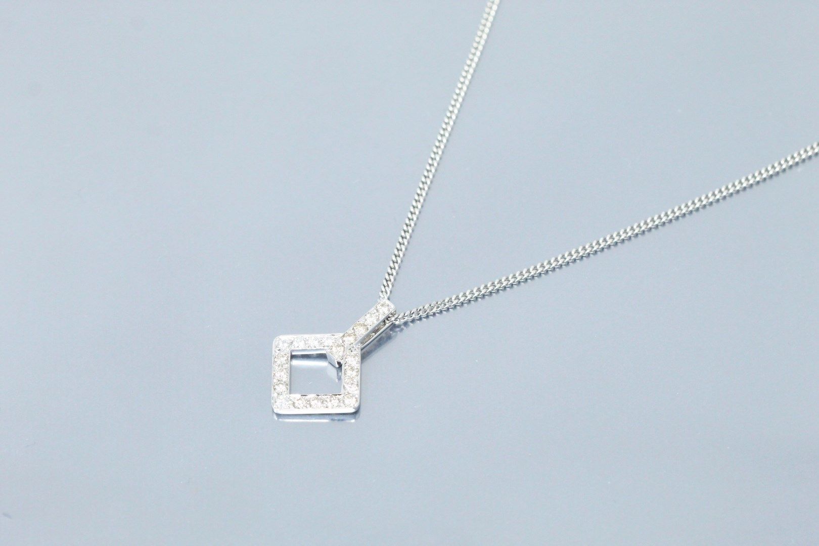 Null 18K(750)白金吊坠，几何设计，镶嵌明亮式切割钻石，配以18K(750)白金链。

主印章。

鹰头标志。

吊坠的长度：2.5厘米。- 链条的长&hellip;