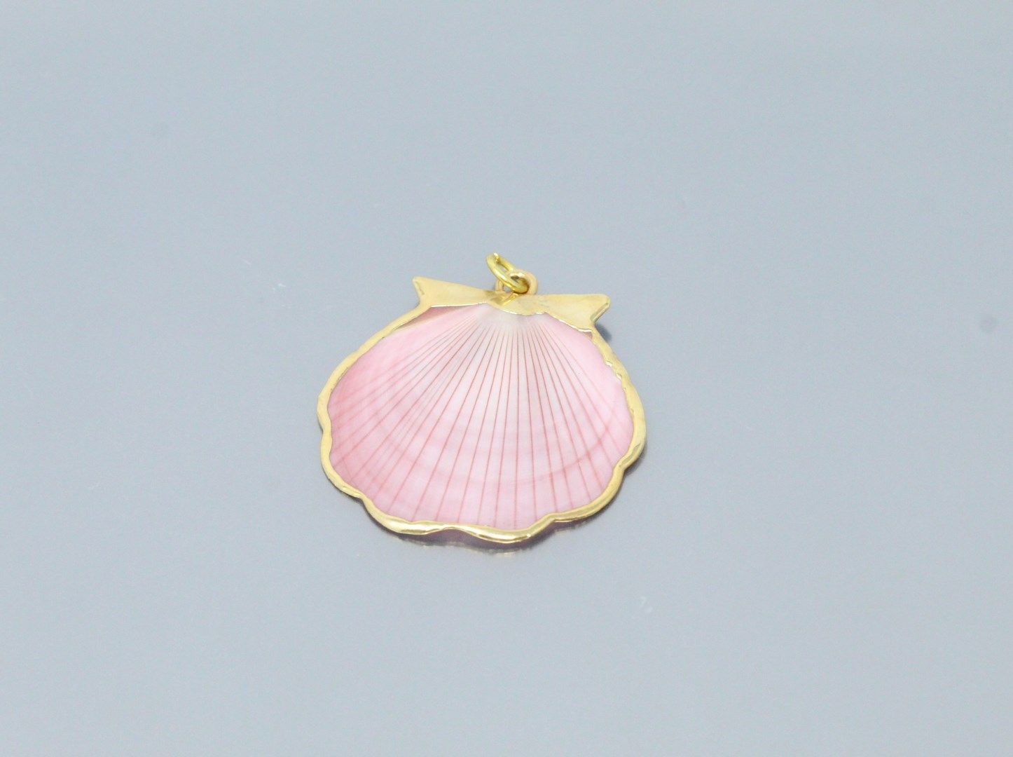 Null Ciondolo conchiglia rosa chiaro in metallo dorato. 

Diametro: 4 cm.