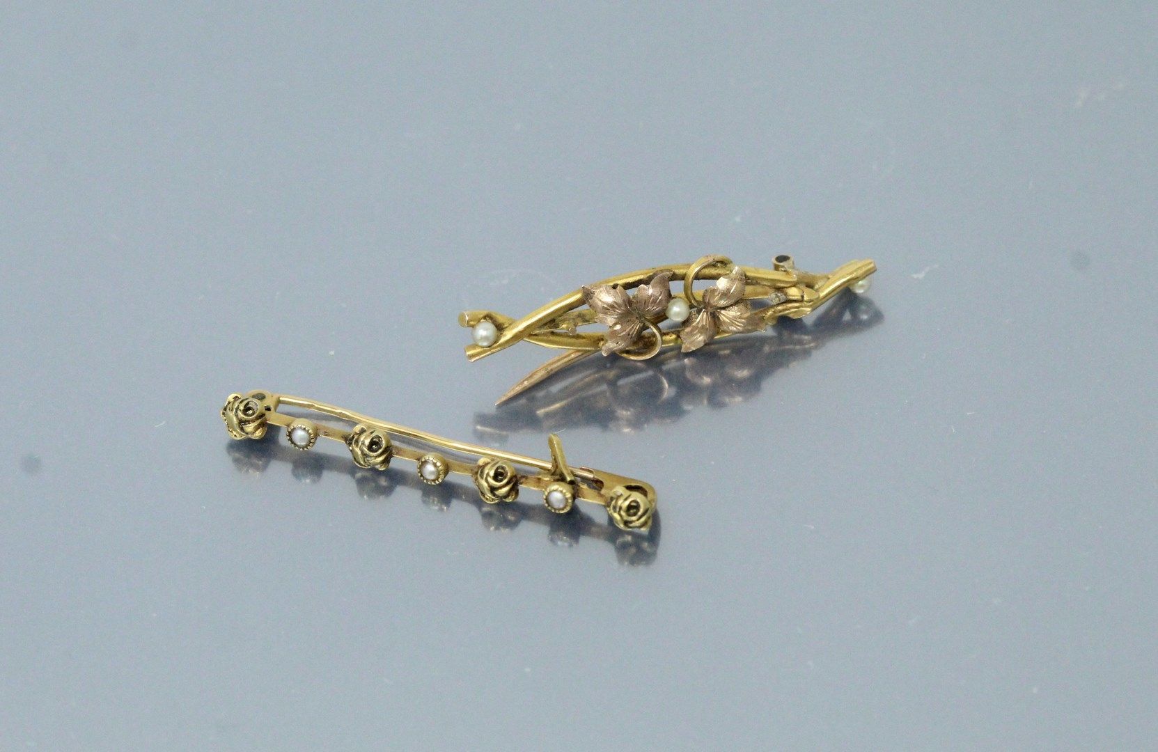Null Dos broches de oro amarillo de 18k (750) con pequeñas perlas barrocas.

Pes&hellip;