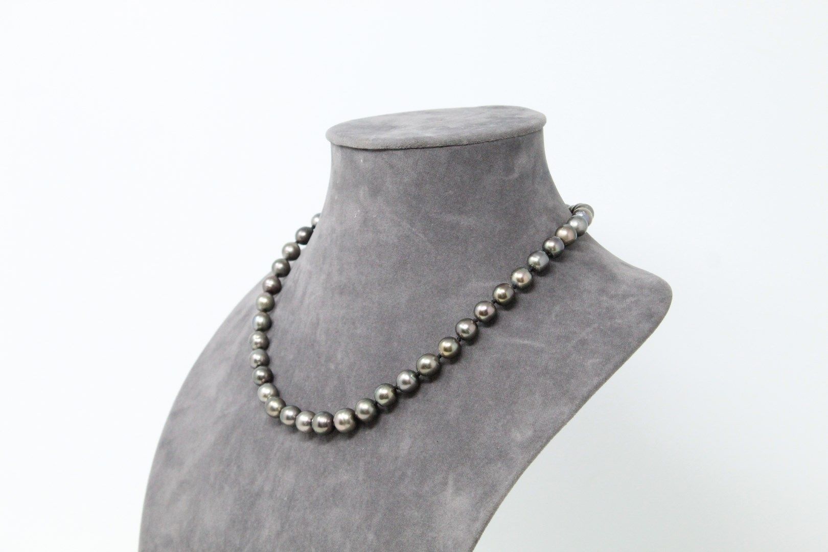 Null Tahitian pearl necklace. Clasp in 18k (750) yellow gold. 

Necklace size : &hellip;