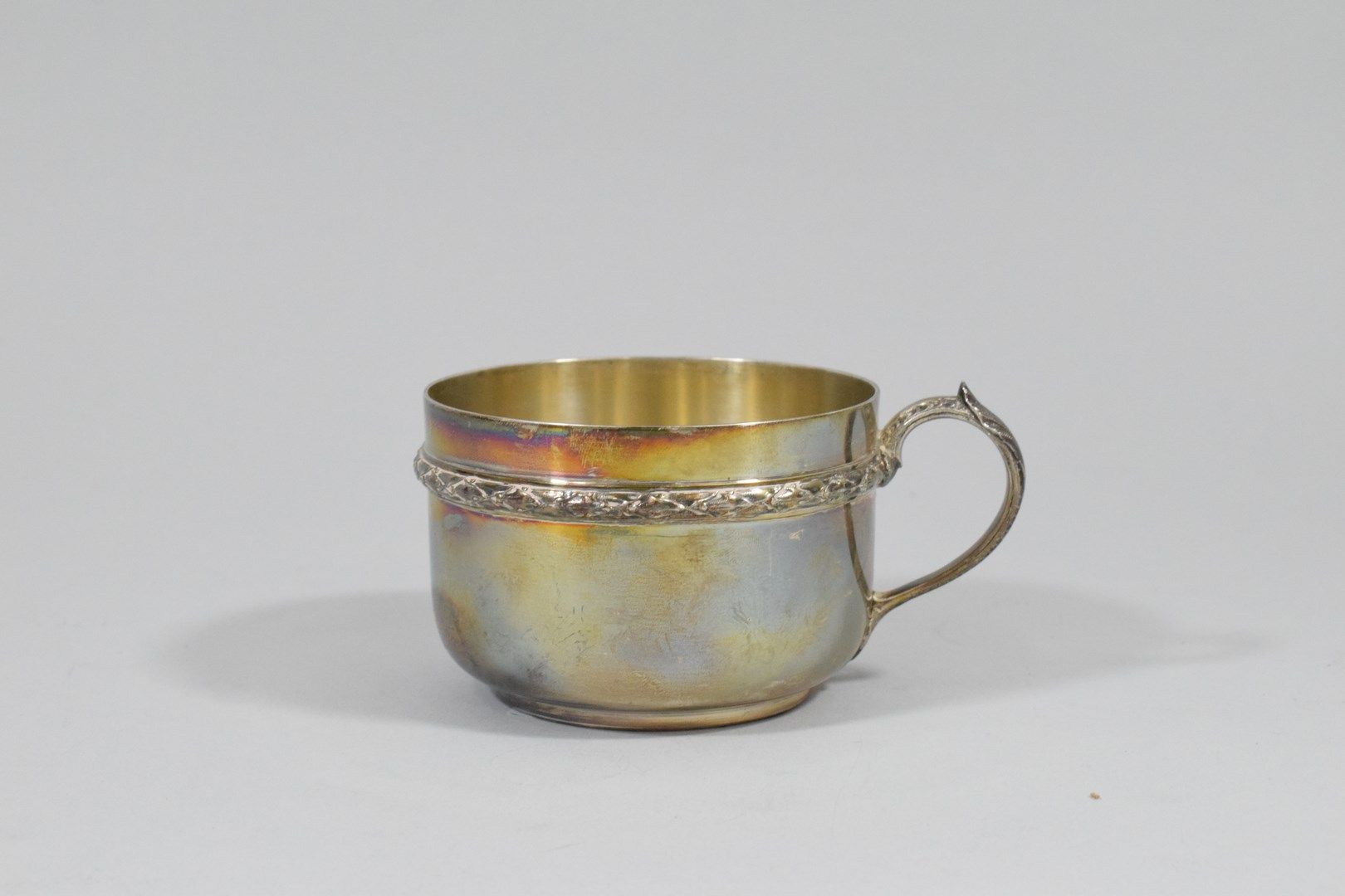 Null Una tazza d'argento di cioccolato (Minerva) decorata con un fregio d'alloro&hellip;