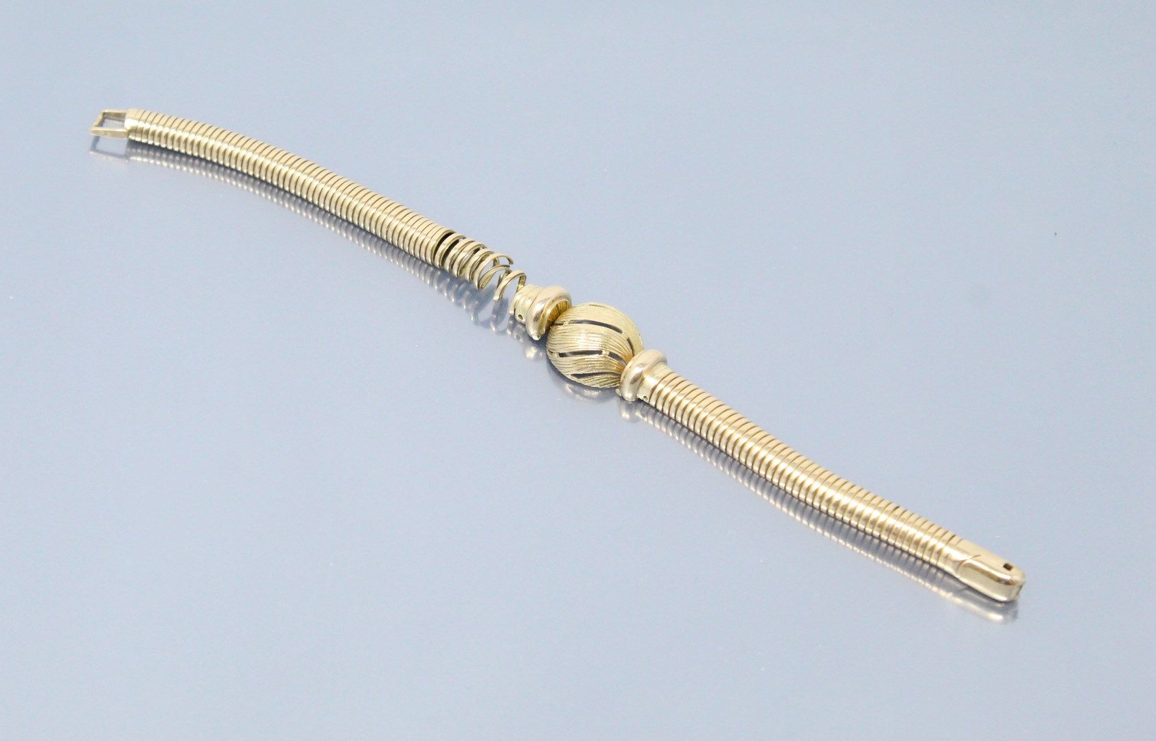 Null Débris de bracelet en or jaune 18k (750).

Poids : 22.15 g.