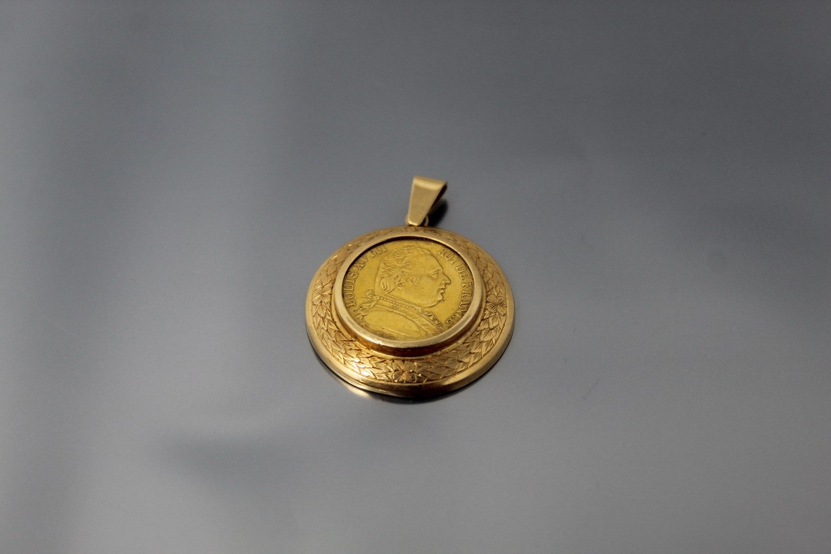 Null 
18K(750)黄金吊坠，镶嵌着一枚20法郎的路易十八硬币（穿着半身像）（1814K）。 




重量：13.47克。