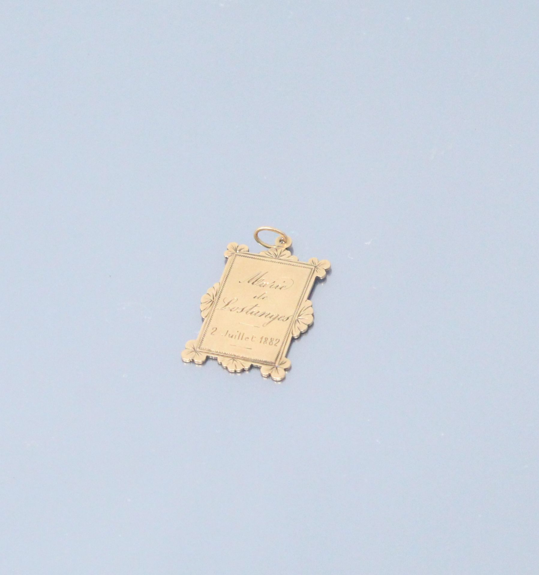Null 18K(750)黄金吊坠，标有 "souvenir de 1ère communion"。

鹰头标志。

重量：5.4克。