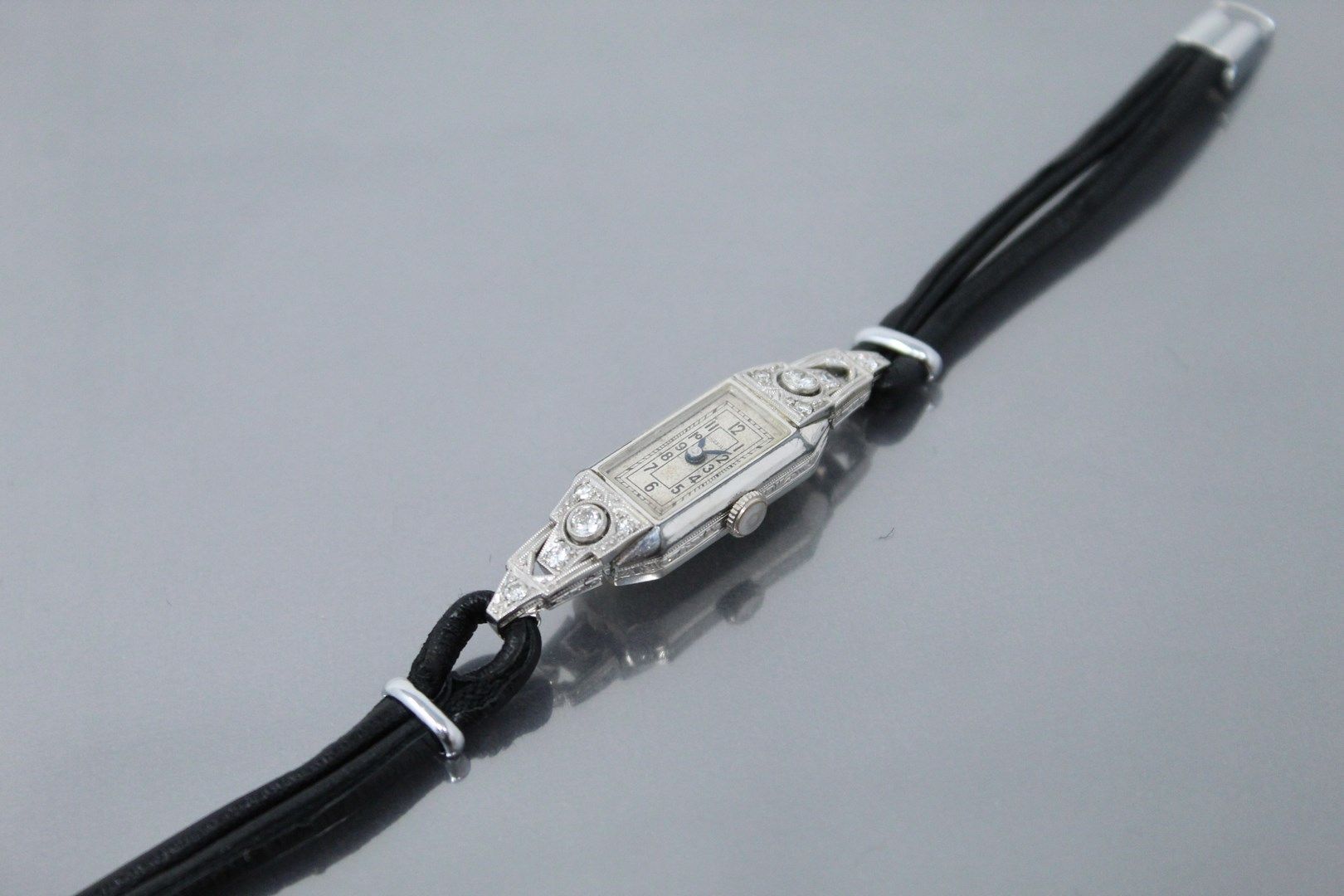 Null Montre bracelet de dame, boîtier rectangulaire en or gris 18k (750) orné de&hellip;
