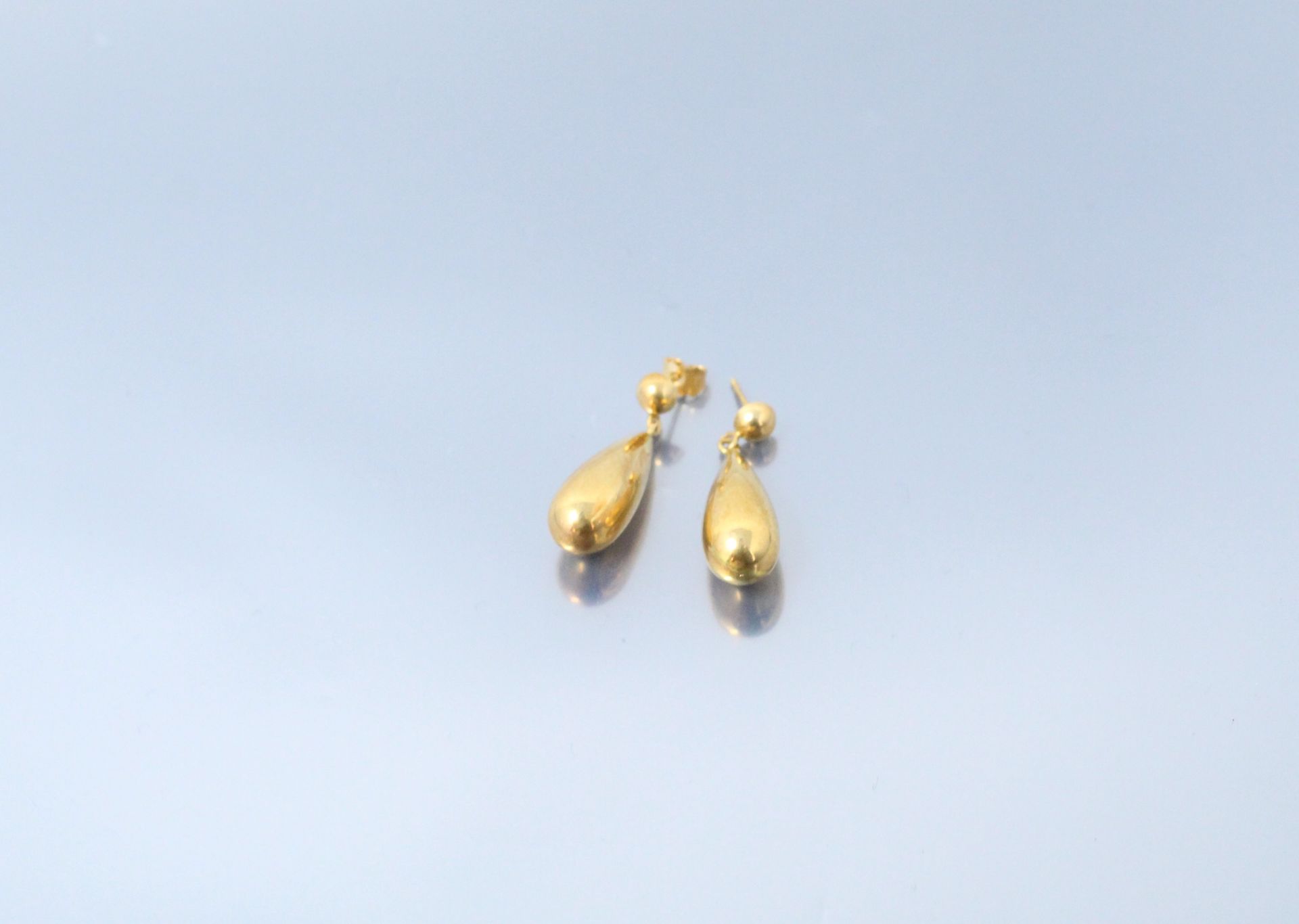 Null Paar Ohrringe aus 18k (750) Gelbgold in Birnenform.

Gewicht: 2,90 g.