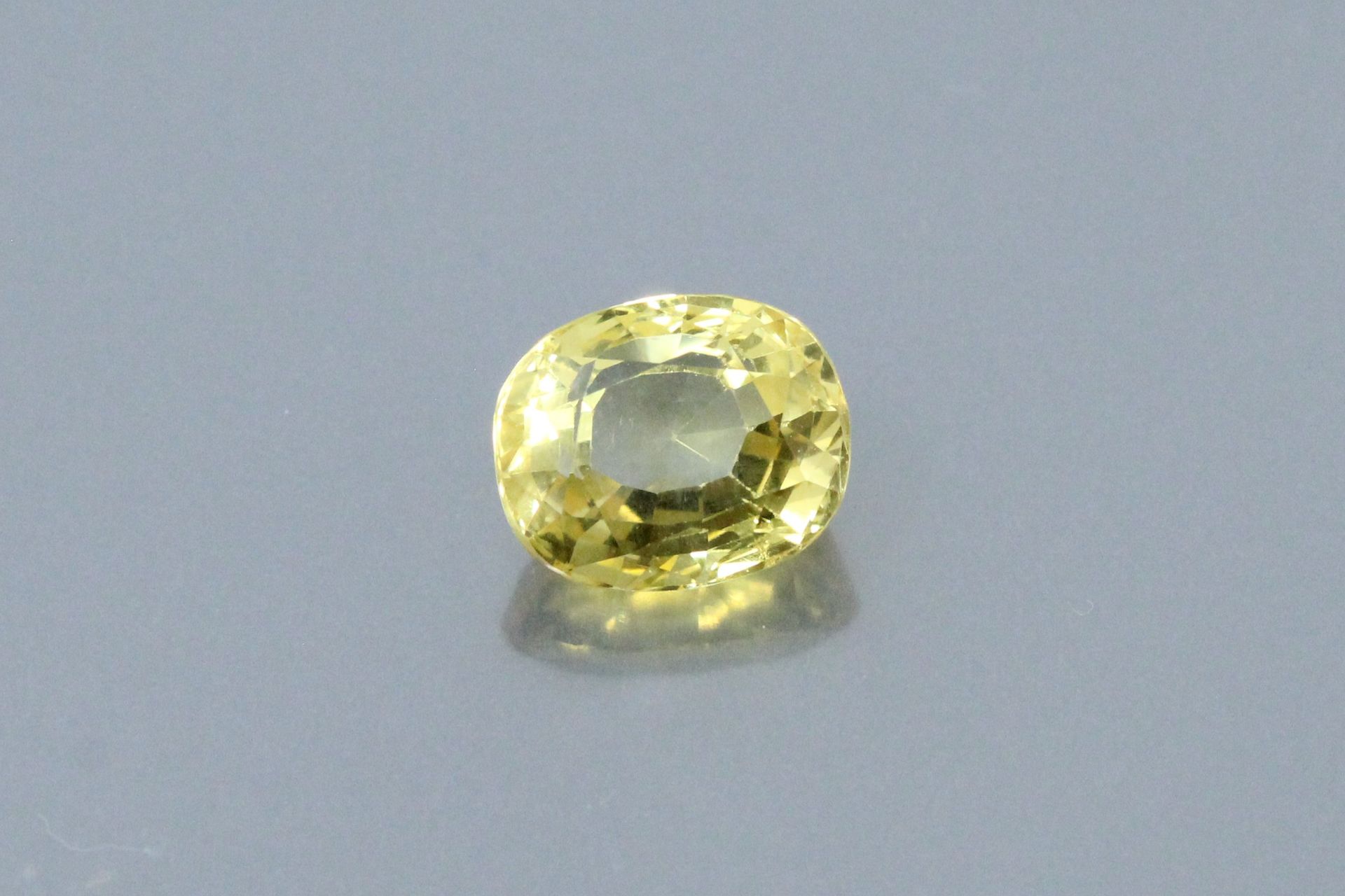 Null Yellow sapphire cushion on paper. 

Weight : 4.80 cts.