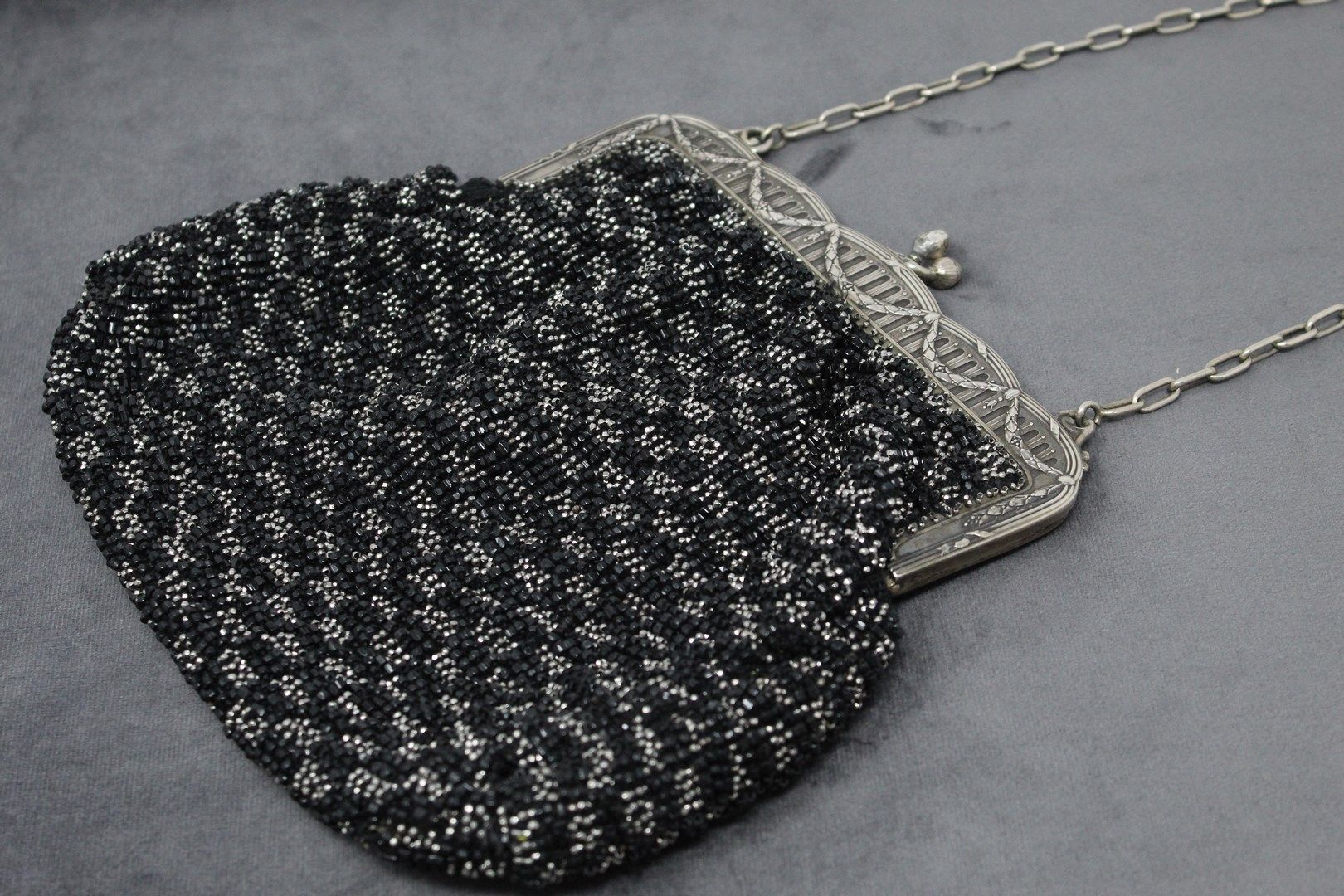 Null Schwarze und graue Perlenhandtasche mit silbernem Rahmen. 

Werk des 19. Ja&hellip;
