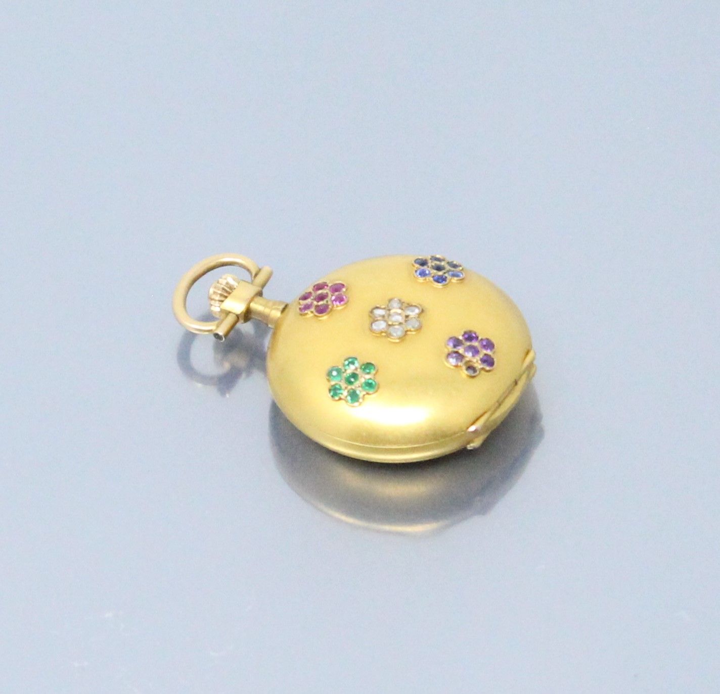 Null 14K（585）黄金领表，白色表盘和蓝色阿拉伯数字。表壳上有花纹和贵重、精美和合成宝石的装饰。

直径：25毫米。- 毛重：19.67克。

(正在运&hellip;