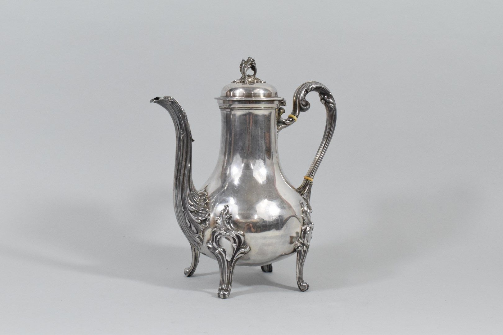 Null 罗盖尔风格的银质茶壶。

Goldsmith's mark :路易斯-戈涅特。(1893/1928)

毛重：524克。

(许多凹痕)