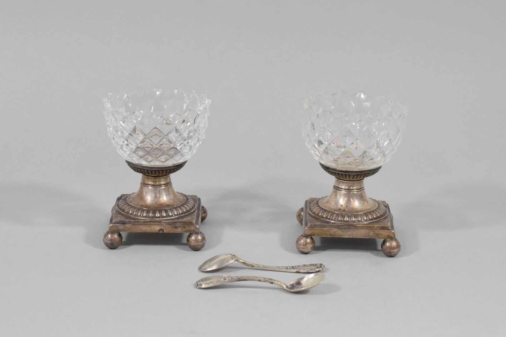 Null 两个模制玻璃沙拉碗，银质支架(Grosse Garantie departure. 6-7 and title 950)，它们站在四个球脚上。Gold&hellip;