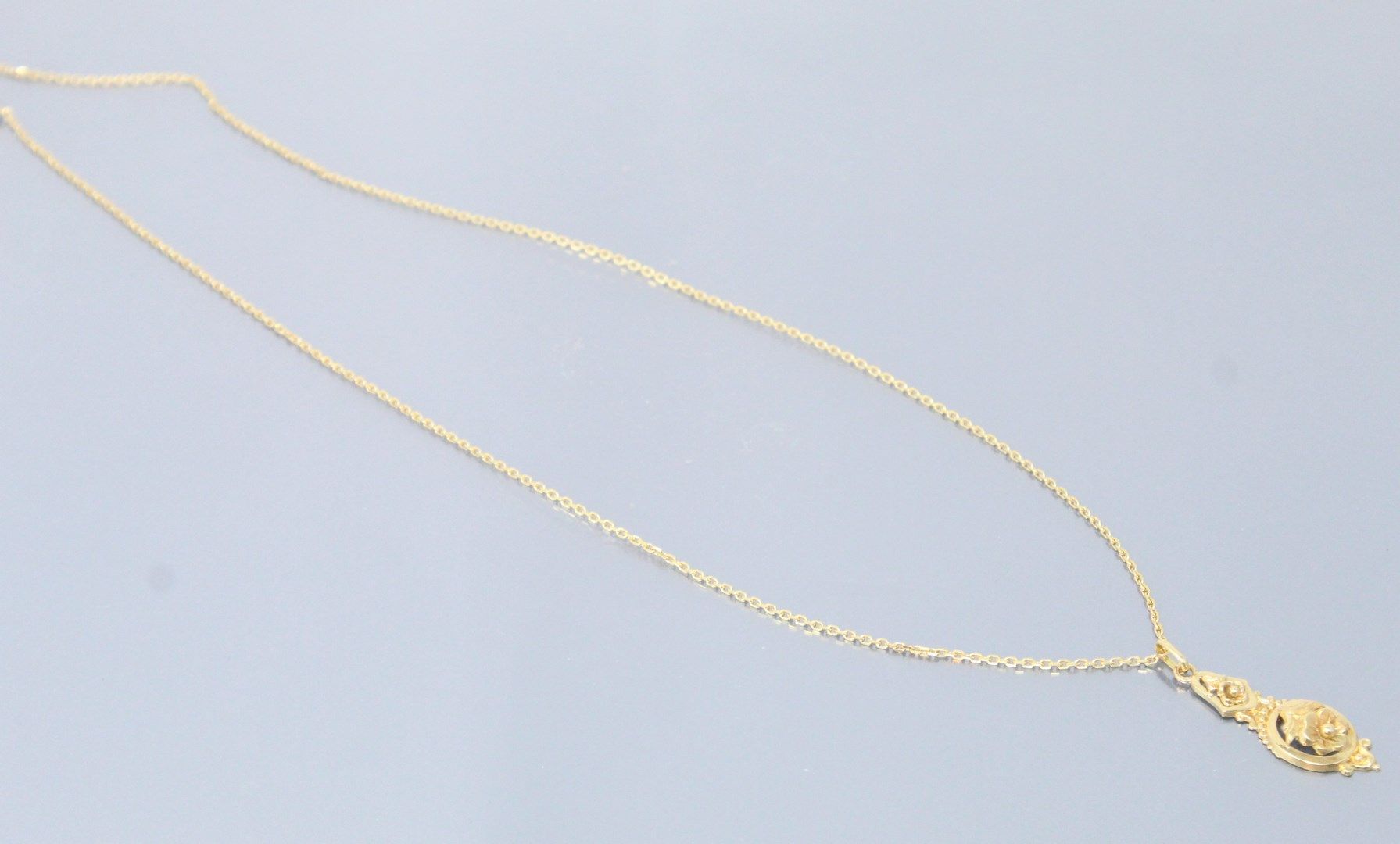 Null 18K(750)黄金吊坠和链条，带花。

标有一个鹰头。

领口：约50厘米 - 重量：4.45克。