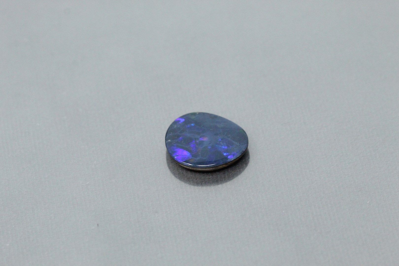 Null Blauer Opal auf Papier

Größe 2cm x 1,8 cm
