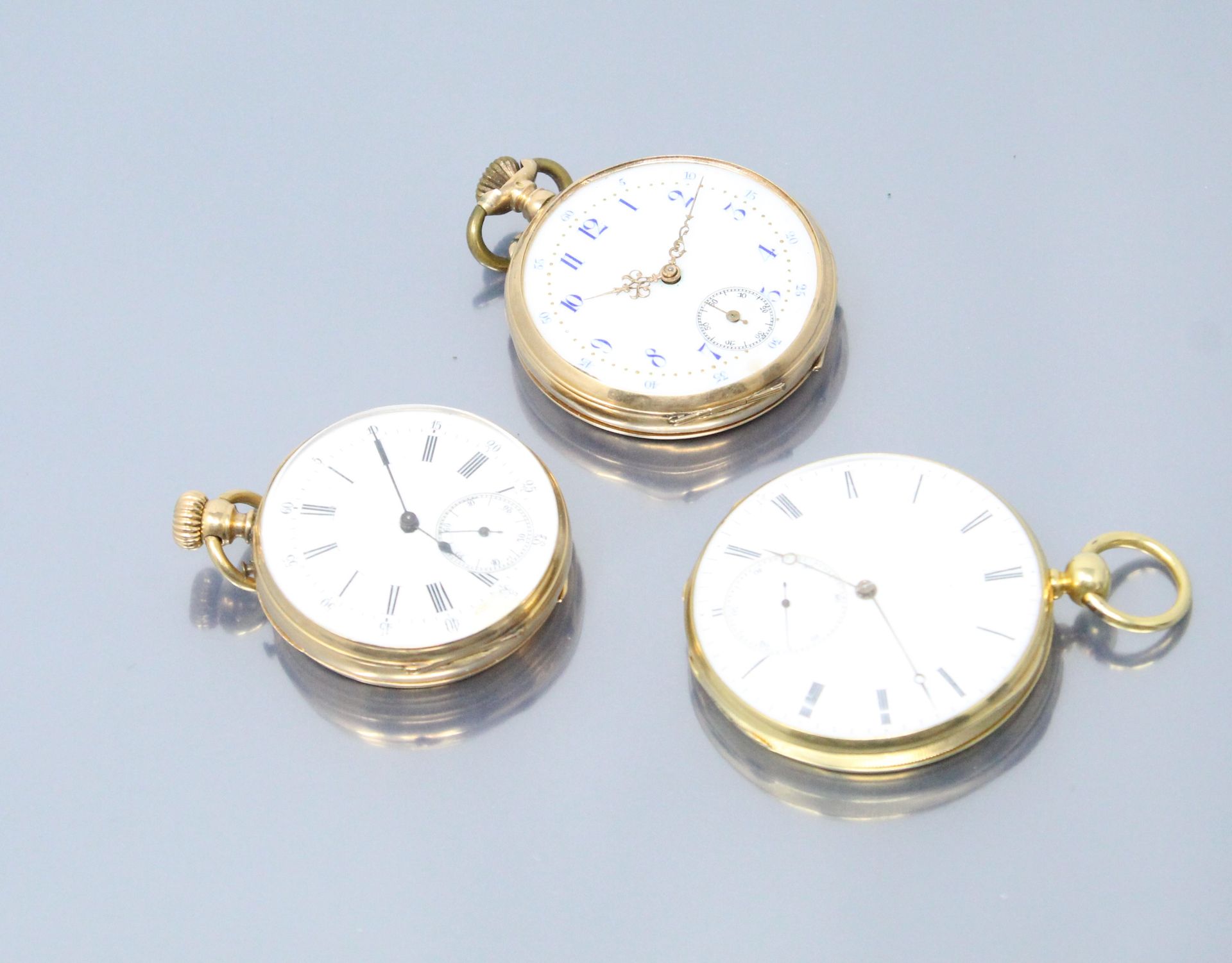Null Lot of three 18k (750) yellow gold watches.

Diameter: 45 x 2 and 41 mm. - &hellip;