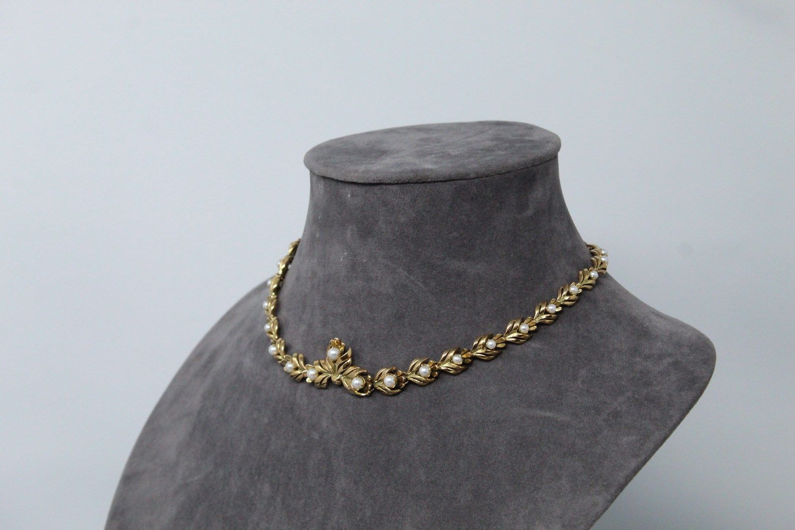 Null Halskette aus 18k (750) Gelbgold mit Perlen. 

Länge des Halses: 37,5 cm. -&hellip;