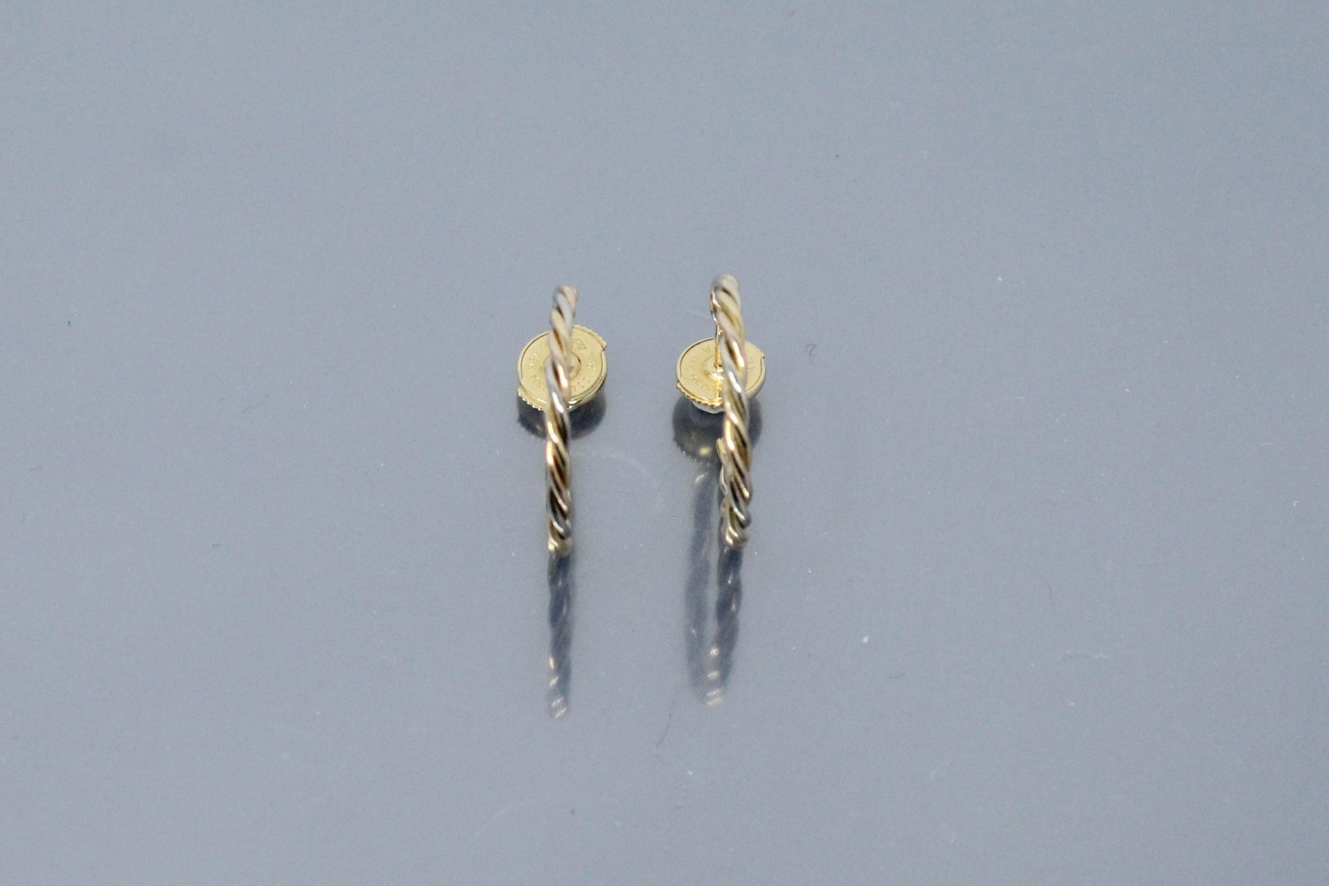 Null Paar gedrehte Ohrringe aus 18K (750) Gelbgold. 

Gewicht: 4,18 g.