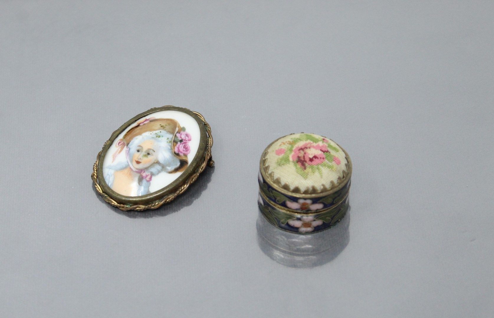 Null Lot including : 

- a metal pillbox decorated with cloisonné enamels, the l&hellip;