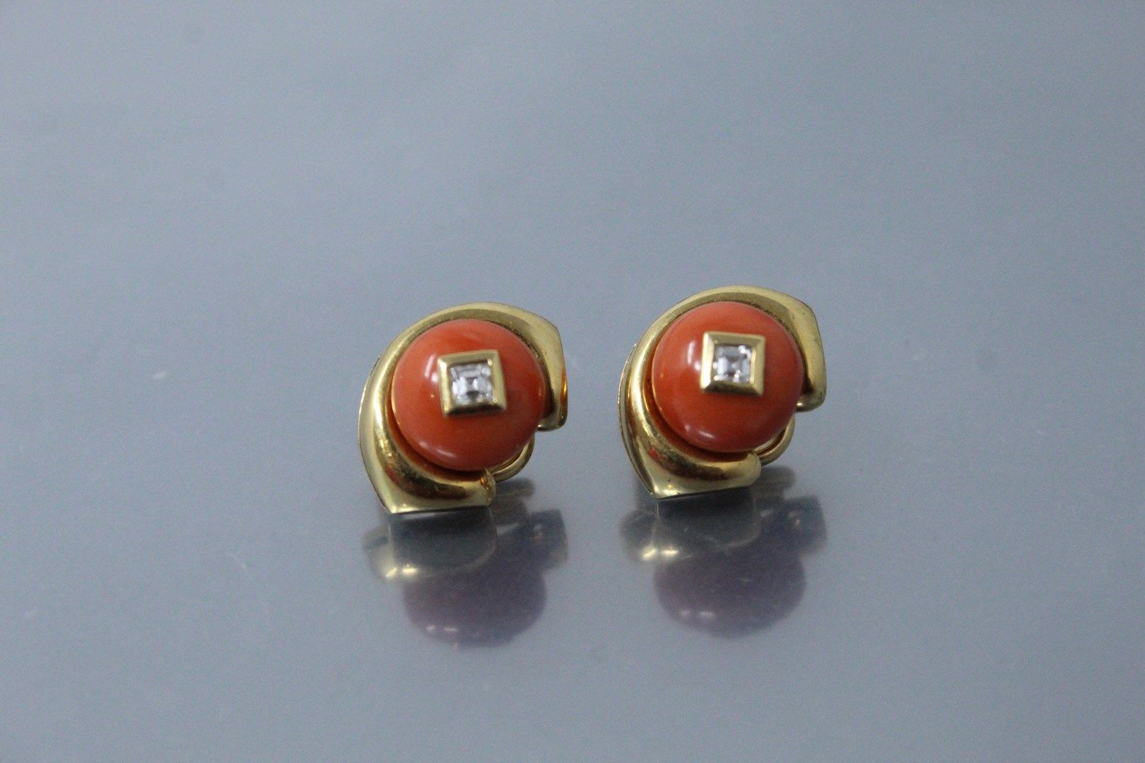Null 一对18K(750)黄金耳夹，每个耳夹都镶有一颗坚硬的红宝石和一颗校准的钻石。

毛重：14.45克。
