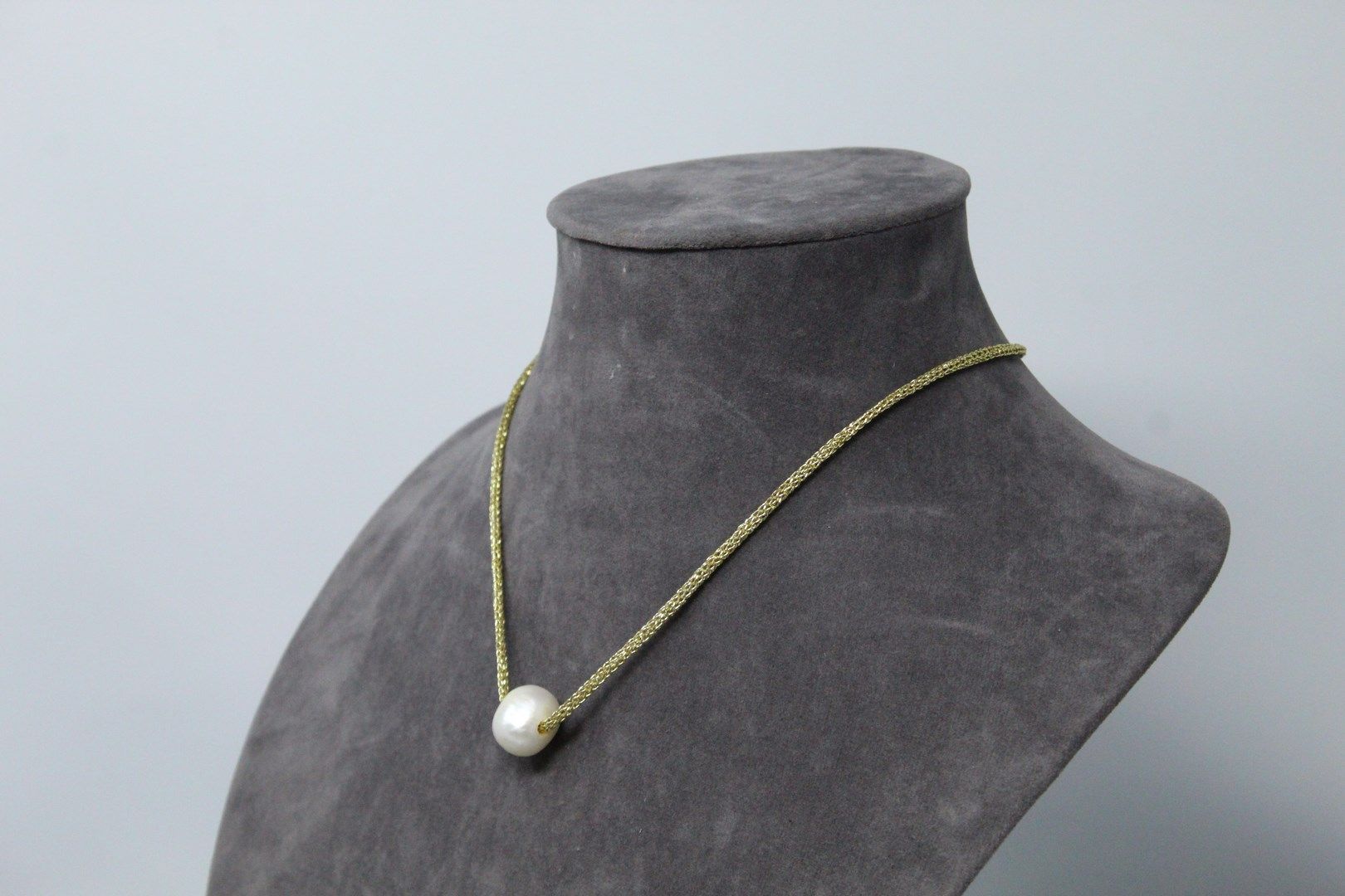 Null 金色绳索制成的项链，饰有一颗大的养殖珍珠。银色和金属的扣子。

项链尺寸： - 毛重：5.63克。