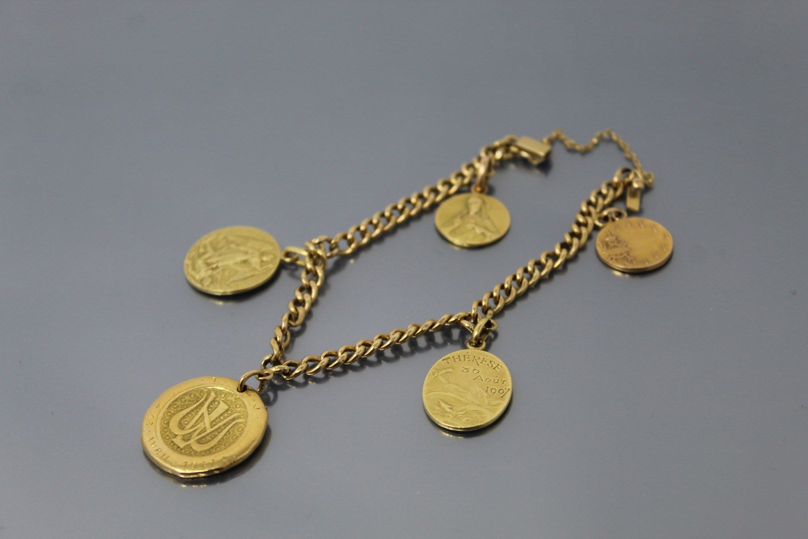 Null 
18k (750) yellow gold curb chain set with five gold religious medals. 



&hellip;