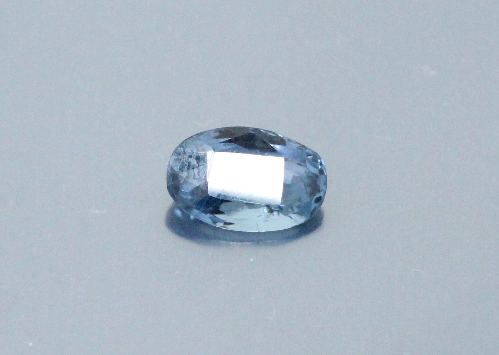 Null Oval sapphire on paper.

Ceylon unheated. 

Weight : approx. 2.85 cts.