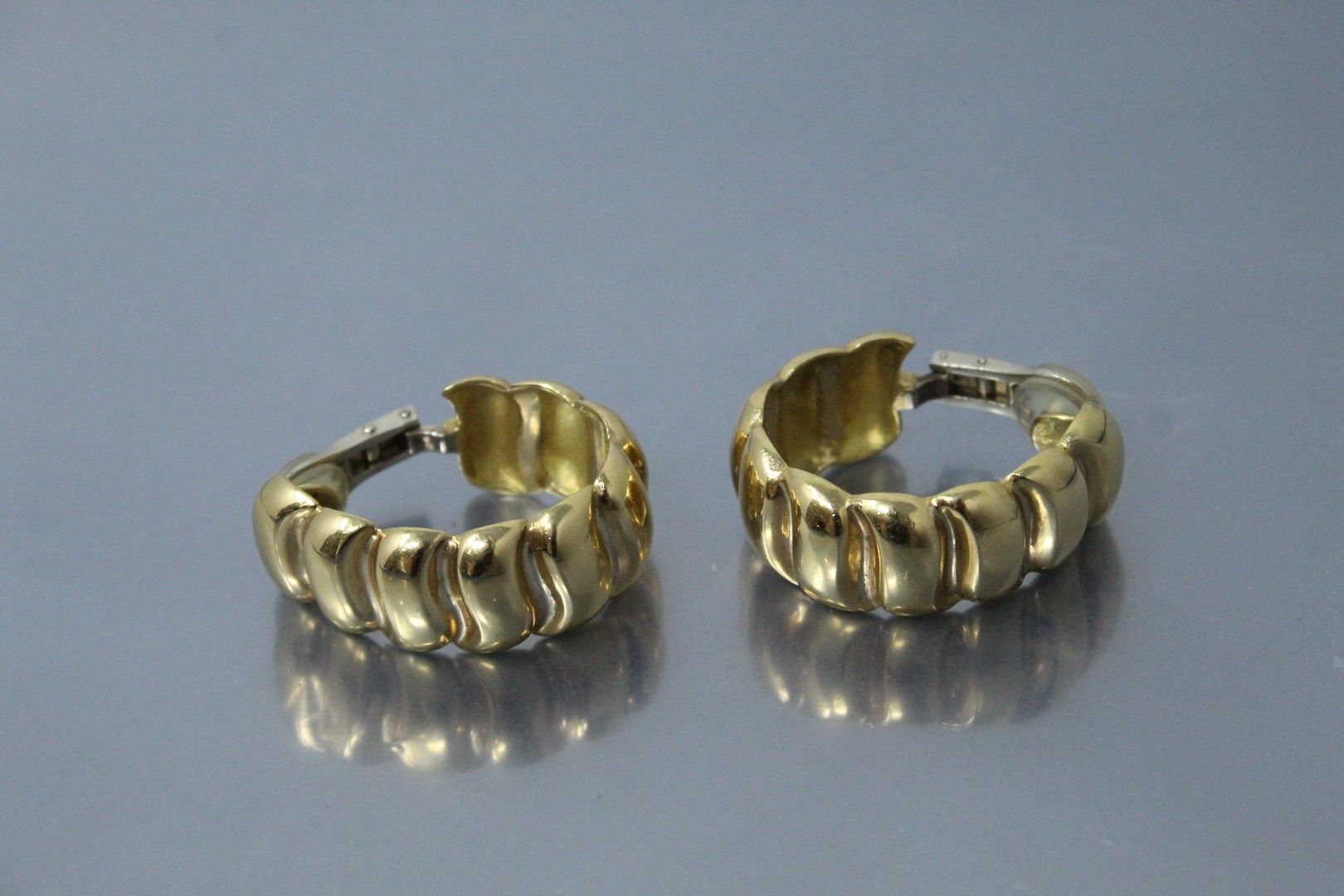 Null Pair of 18k (750) yellow gold ear clips.

Gross weight: 36.55 g.