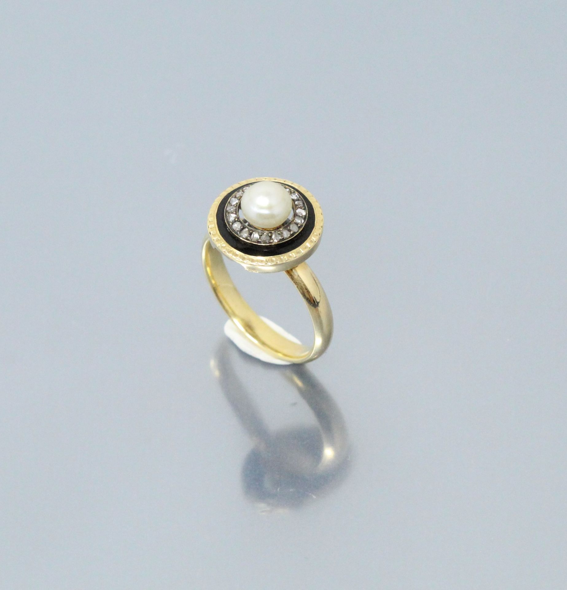 Null Bague en or jaune 18k (750) ornée d'une perle entourée de diamants taille a&hellip;