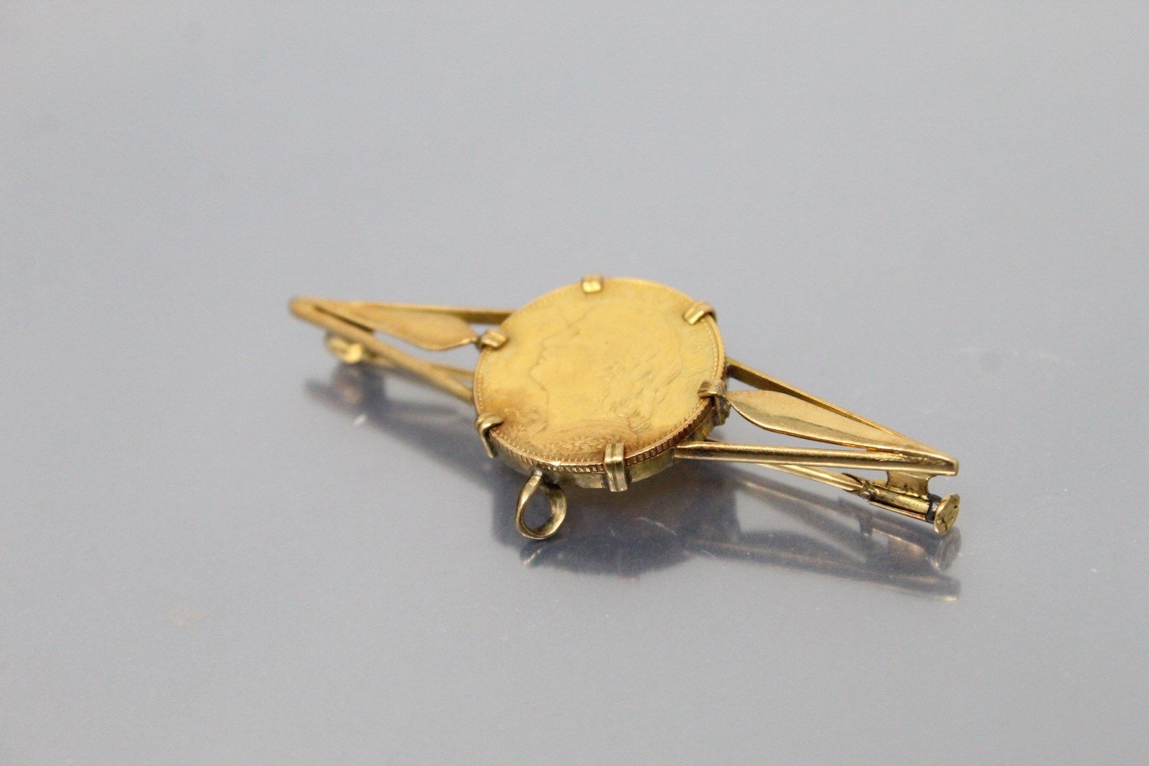 Null Broche en or jaune 18k (750) retenant une pièce de 10 francs Helvetia (1913&hellip;