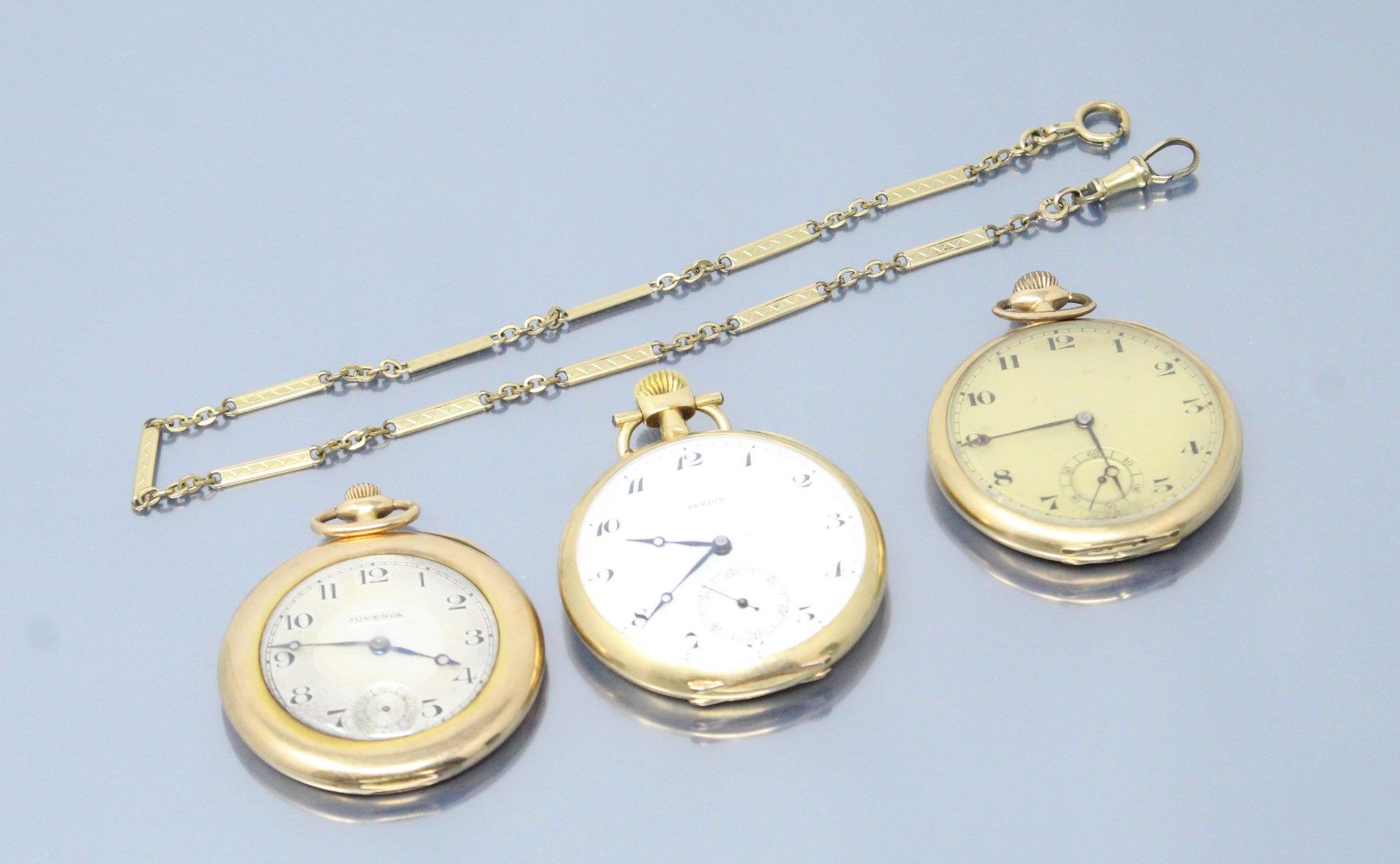 Null 
Lot of three 18k (750) and 14k (585) yellow gold pocket watches. 




Diam&hellip;