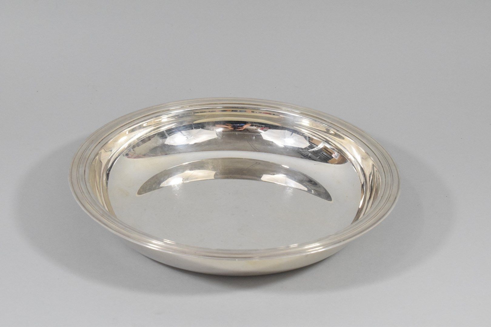 Null Round silver plated dish

By CHRISTOFLE France. 

Diameter : 27 cm.