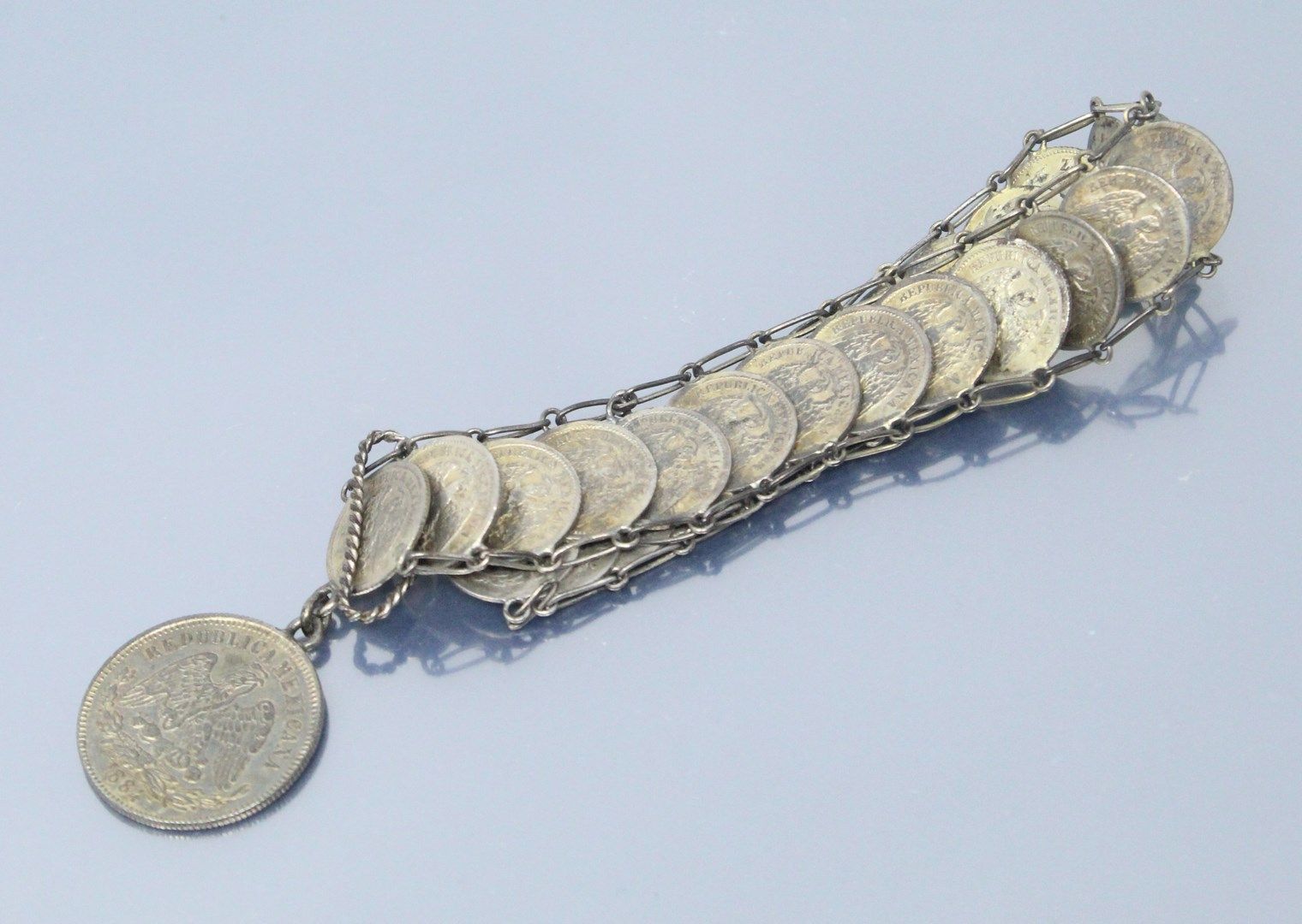 Null Bracciale fatto di molte monete d'argento messicane.

Peso: 45,5 g.