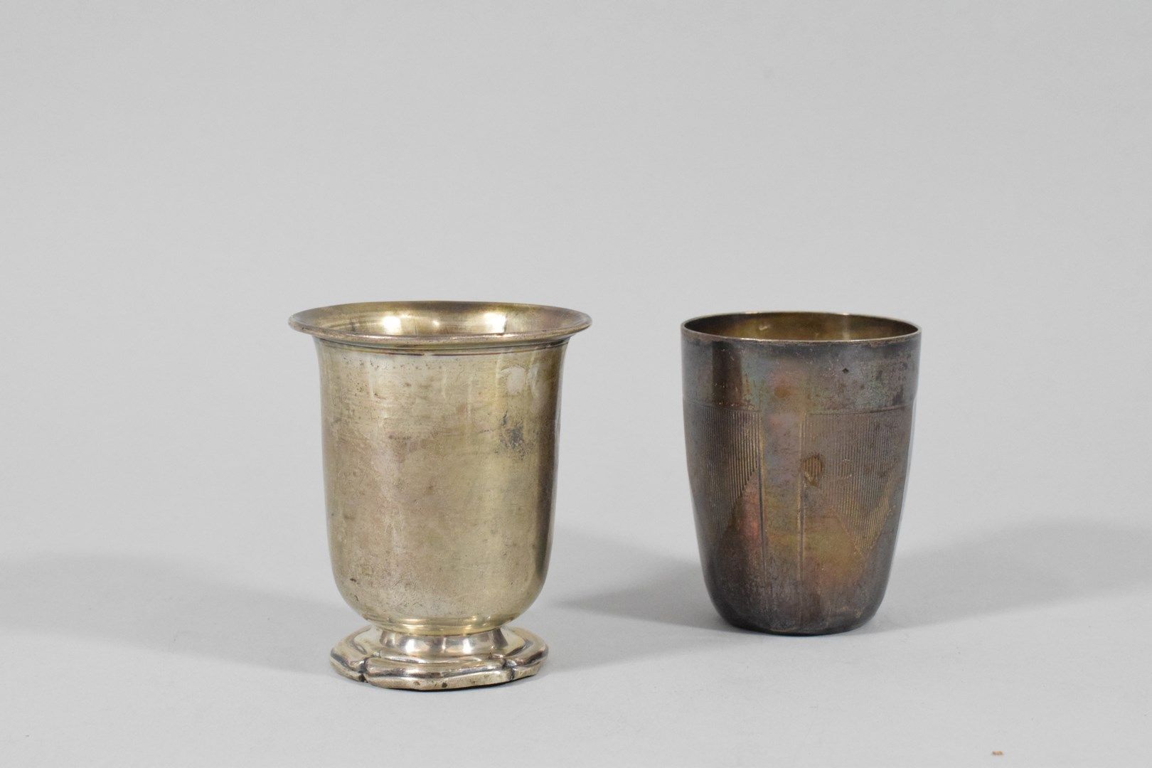 Null Two silver kettledrums (Minerve) :

- one on a pedestal, goldsmith's mark T&hellip;