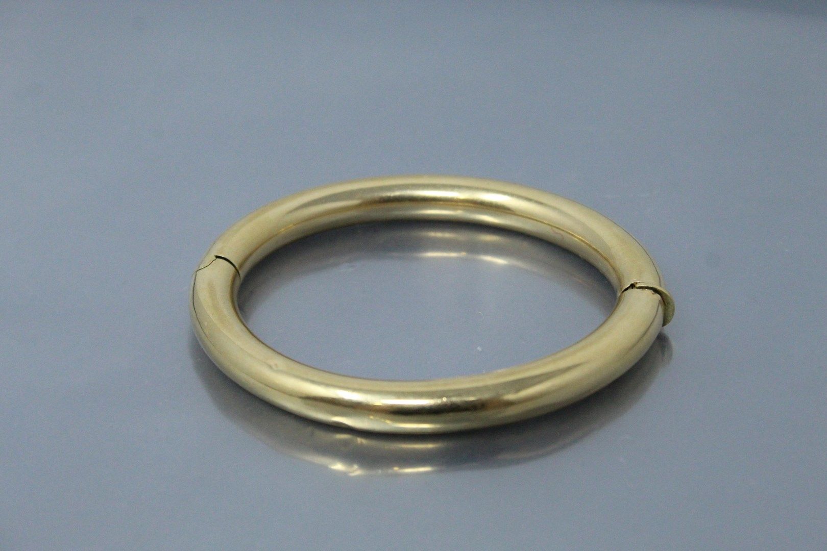 Null 18k (750) yellow gold bangle.

Gross weight: 25.96 g. 

(Pressings)