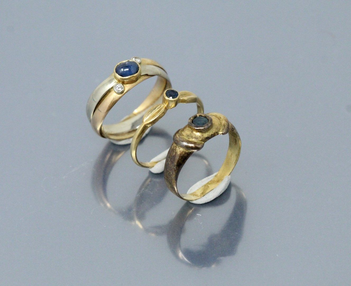 Null 三件18K(750)金戒指，镶有蓝宝石。

毛重：7.64克。