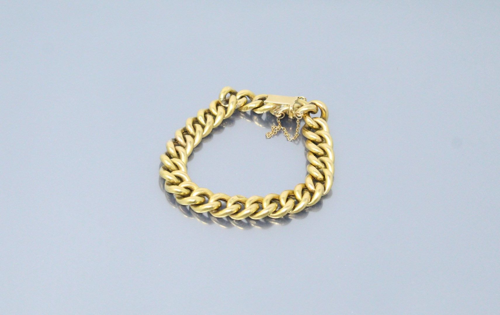 Null Curb in 18k (750) yellow gold. Clasp with safety chain. 

Hallmark : Sappey&hellip;