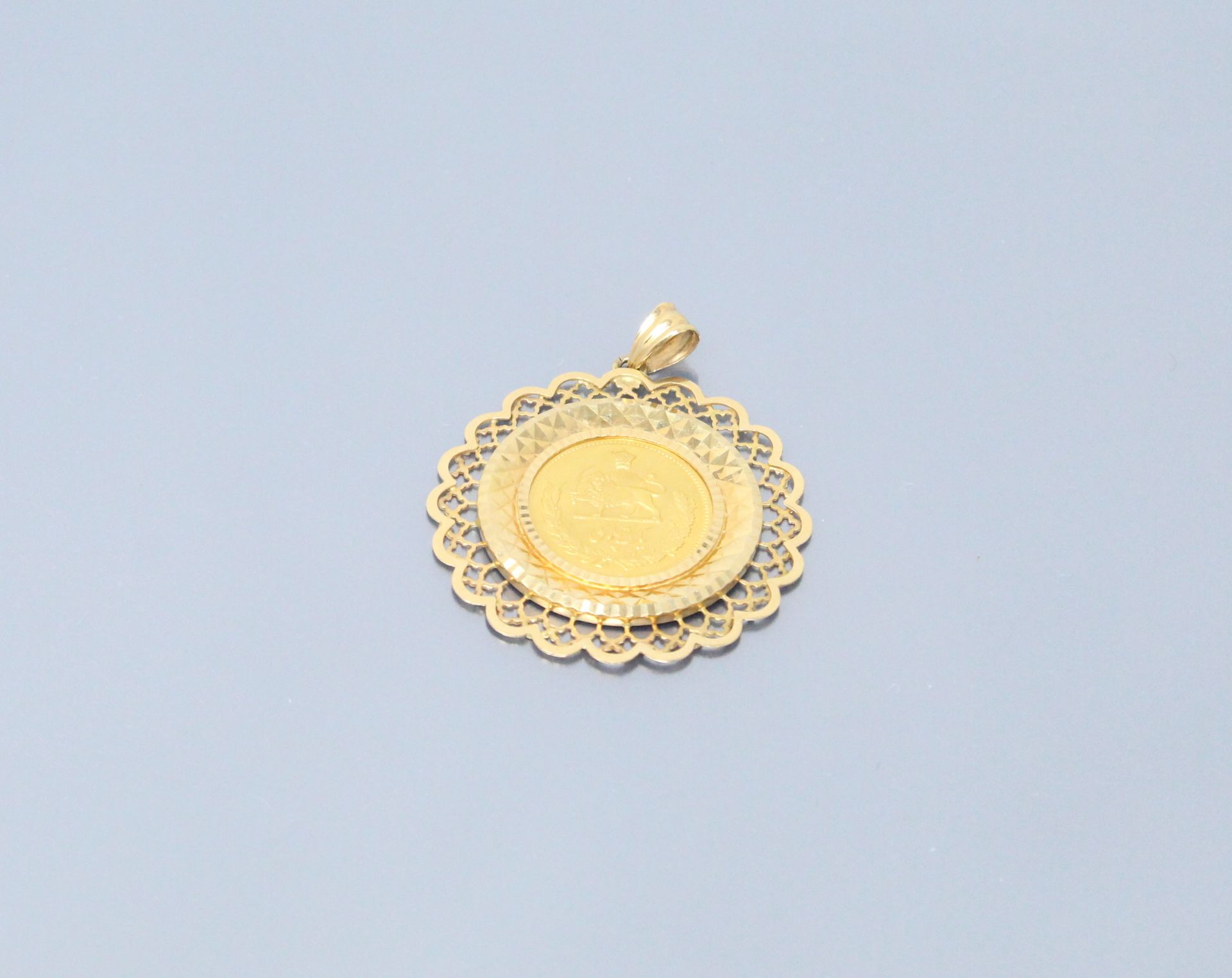 Null 一枚巴列维金币吊坠，伊朗，穆罕默德-礼萨-巴列维（1919-1980）18K（750）黄金吊坠座。

高度：45毫米。- 总重量：13.97克。