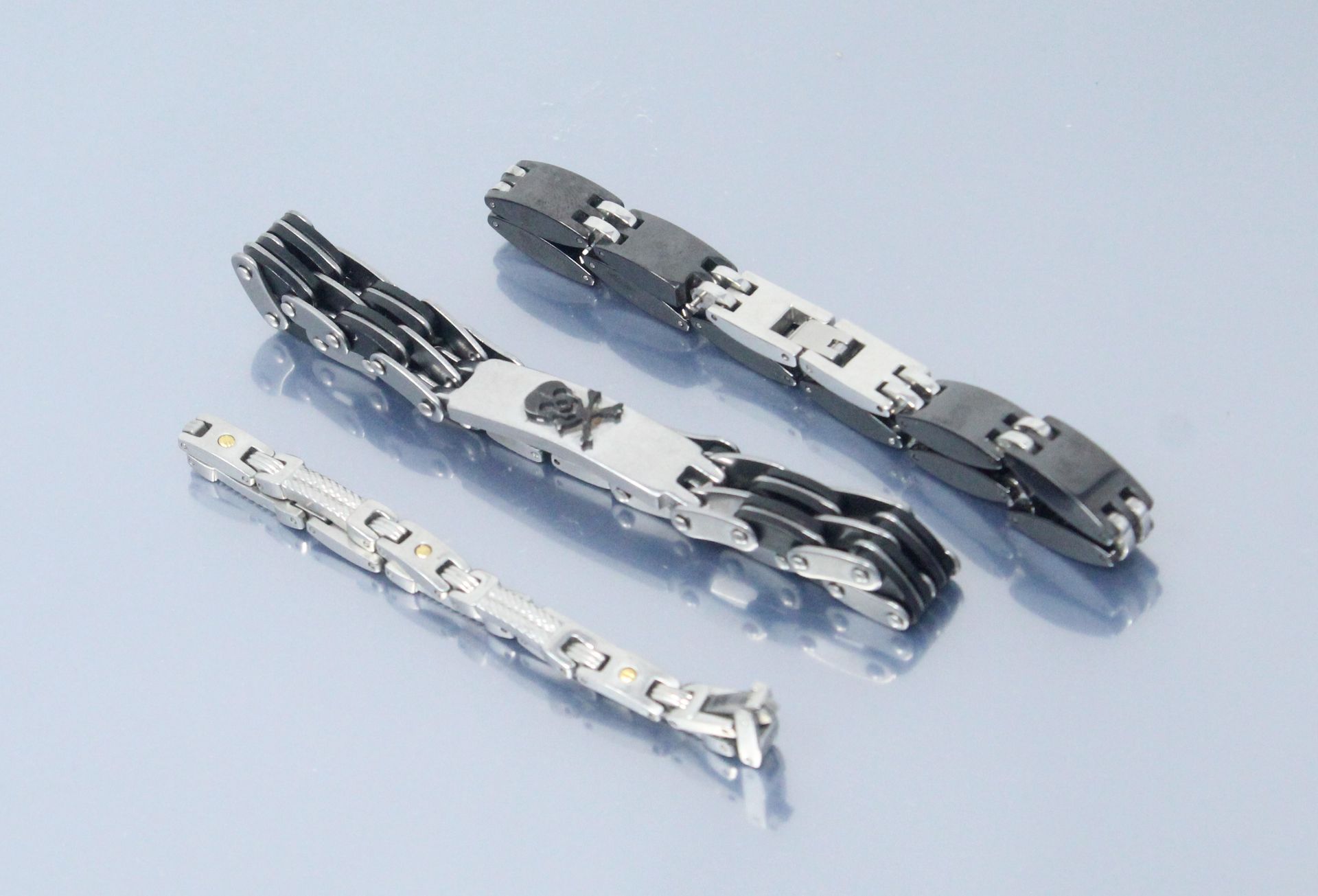 Null Lot de trois bracelets d'homme en métal 

Tour de poignet : 18, 21 et 22 cm&hellip;