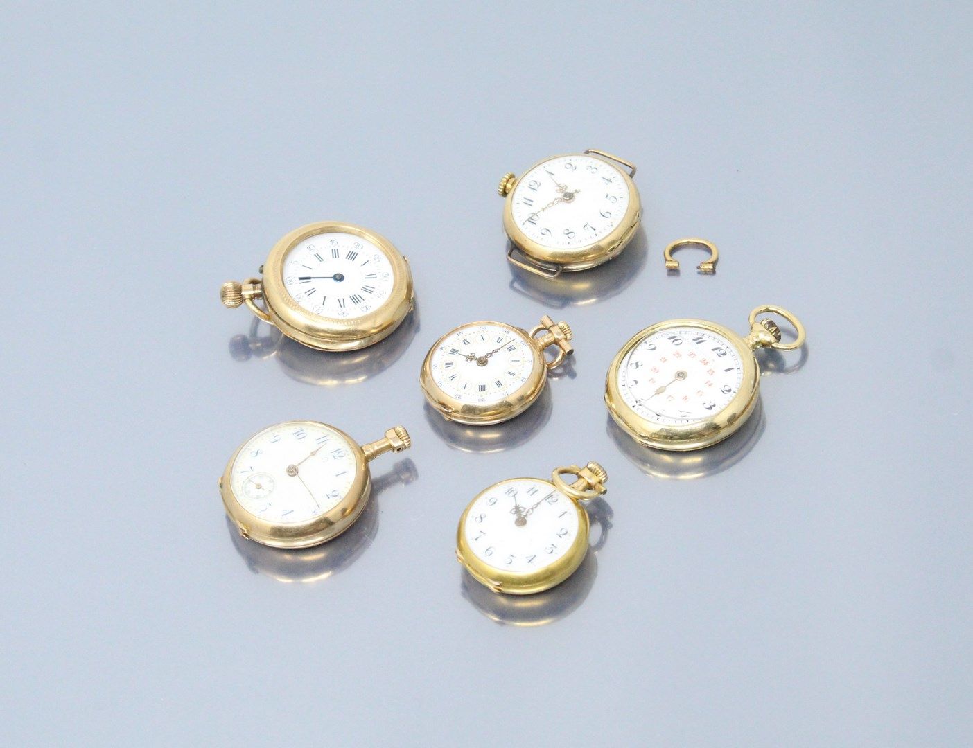 Null Lot de six montres de col en or jaune 18k (750)

Diamètre : 29, 27, 22, 25,&hellip;