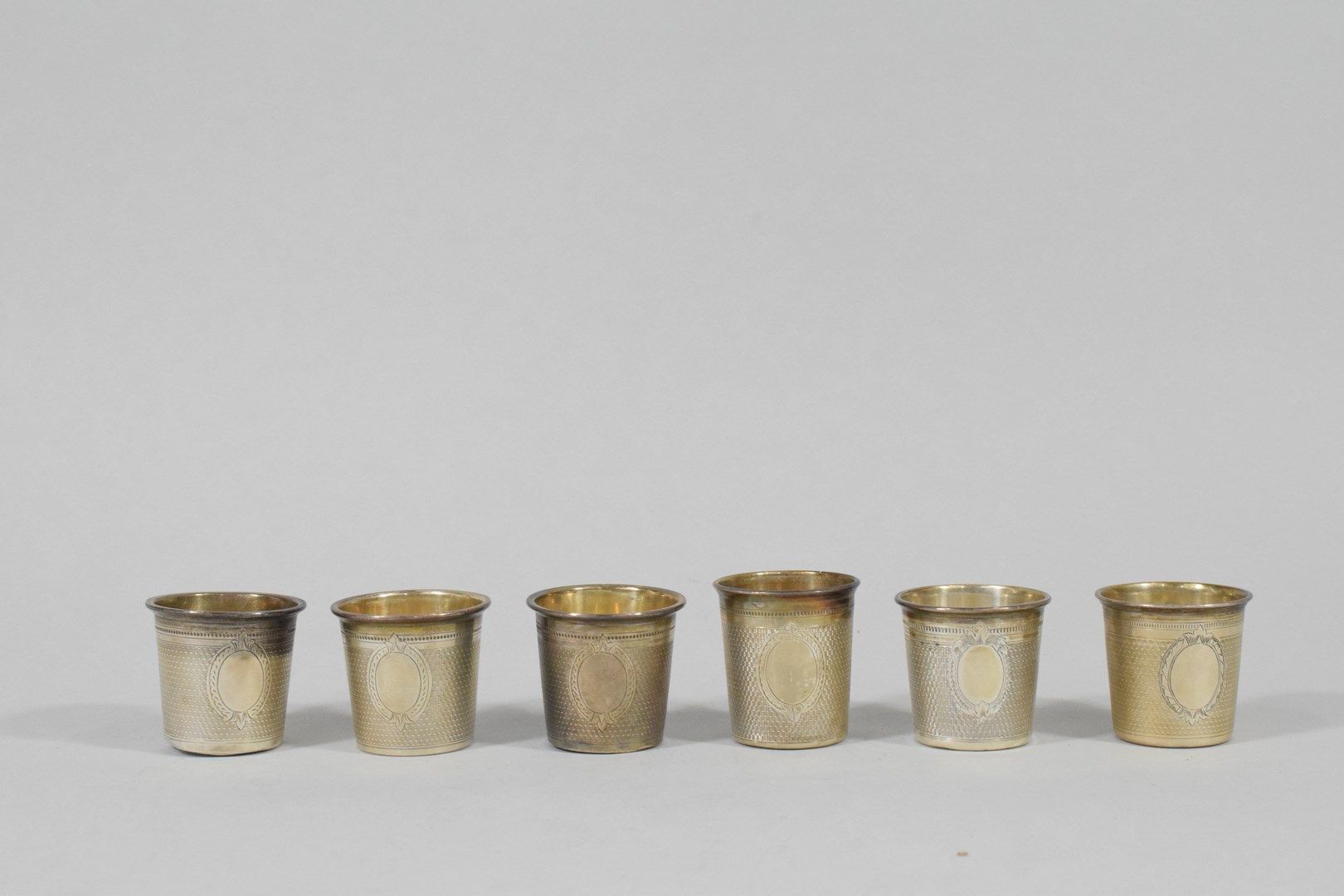 Null Sechs kleine Pauken aus Silber (Minerva) mit Guillochendekor, in der Mitte &hellip;