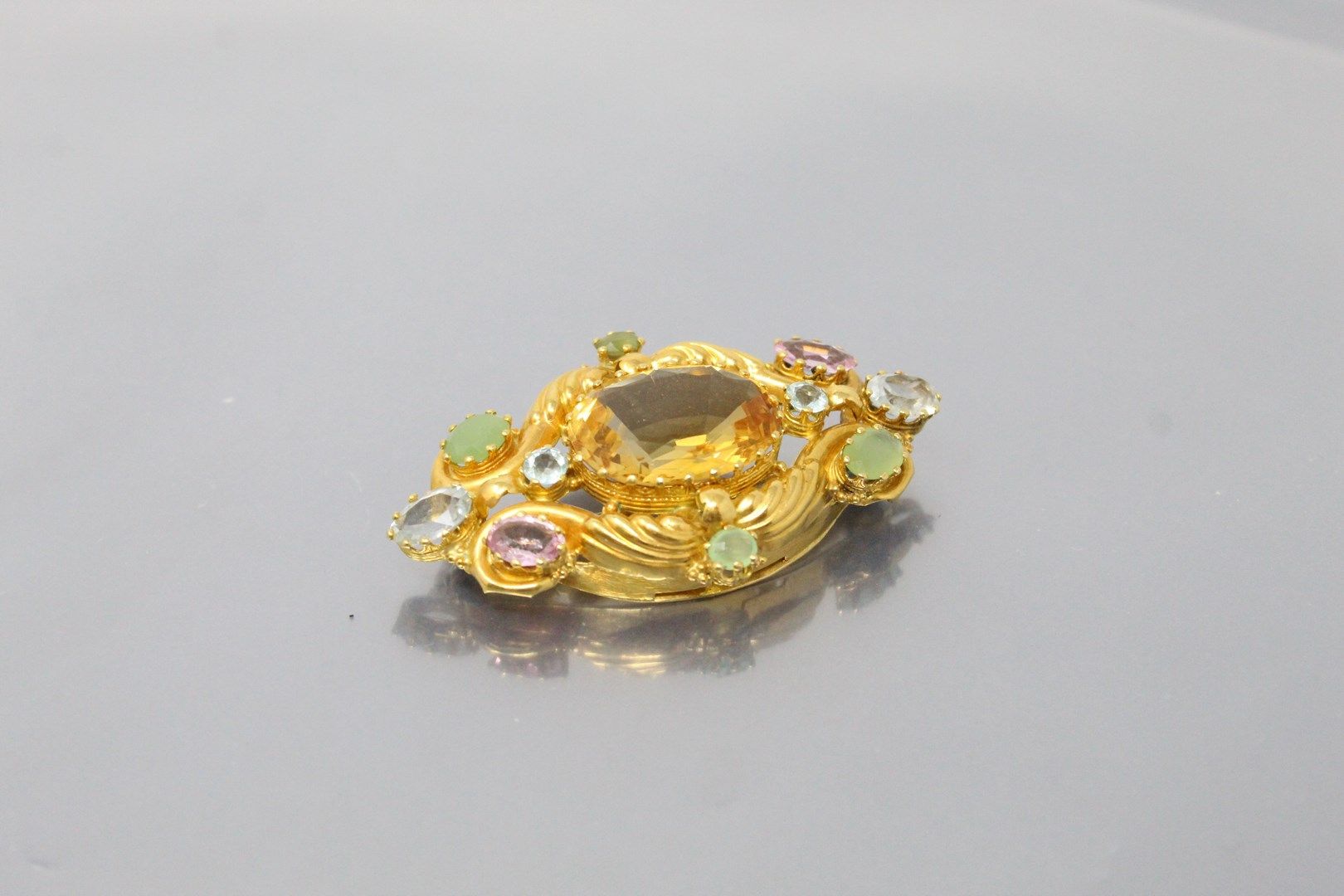 Null Broche de oro amarillo de 18 quilates (750) con un gran citrino en el centr&hellip;