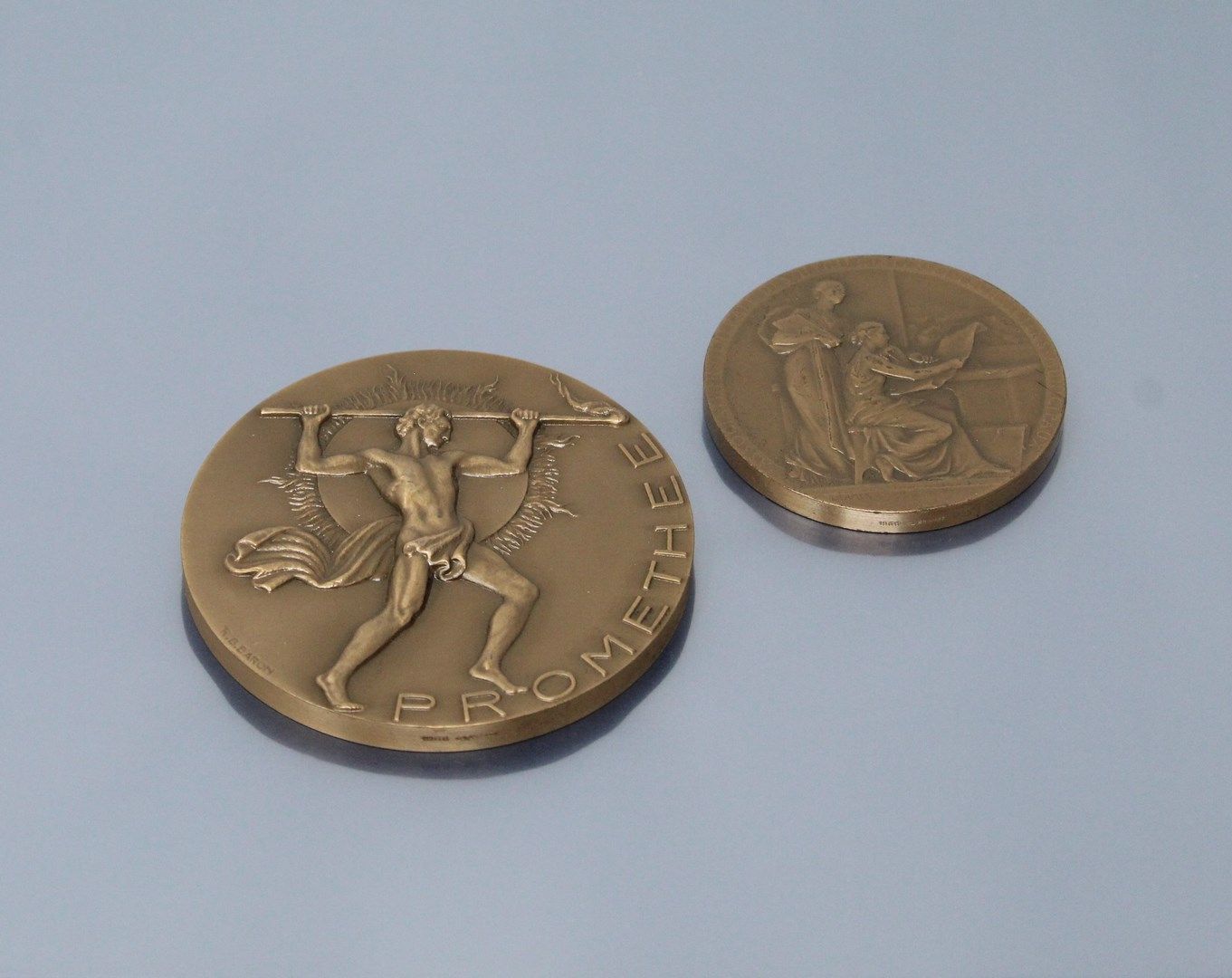 Null Deux médailles de table en bronze :

- PROMETHEE, d'ap. Sbg R.S. Baron. Rev&hellip;