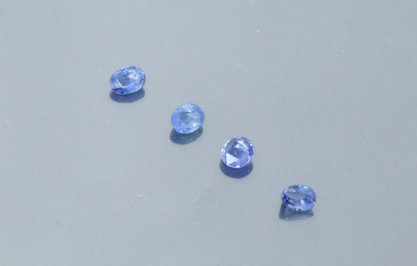 Null 纸上四颗蓝宝石拍品。

锡兰，未加热。

重量：约3.30克拉