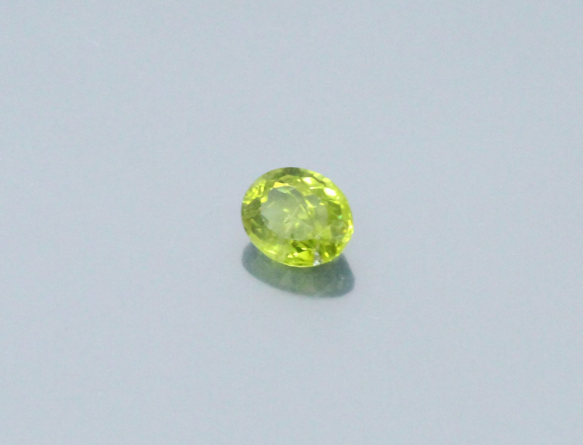 Null Oval peridot on paper. 

Weight : 4.38 cts.