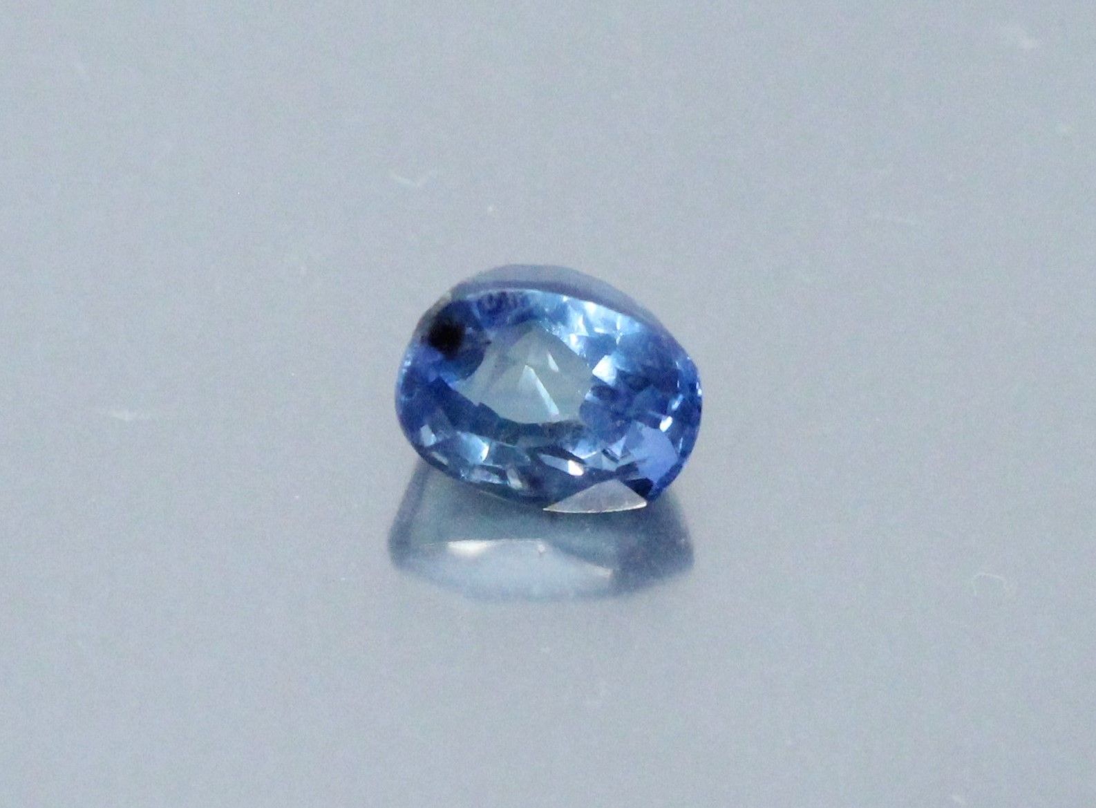 Null Oval sapphire on paper.

Ceylon unheated. 

Weight : approx. 2.20 cts.